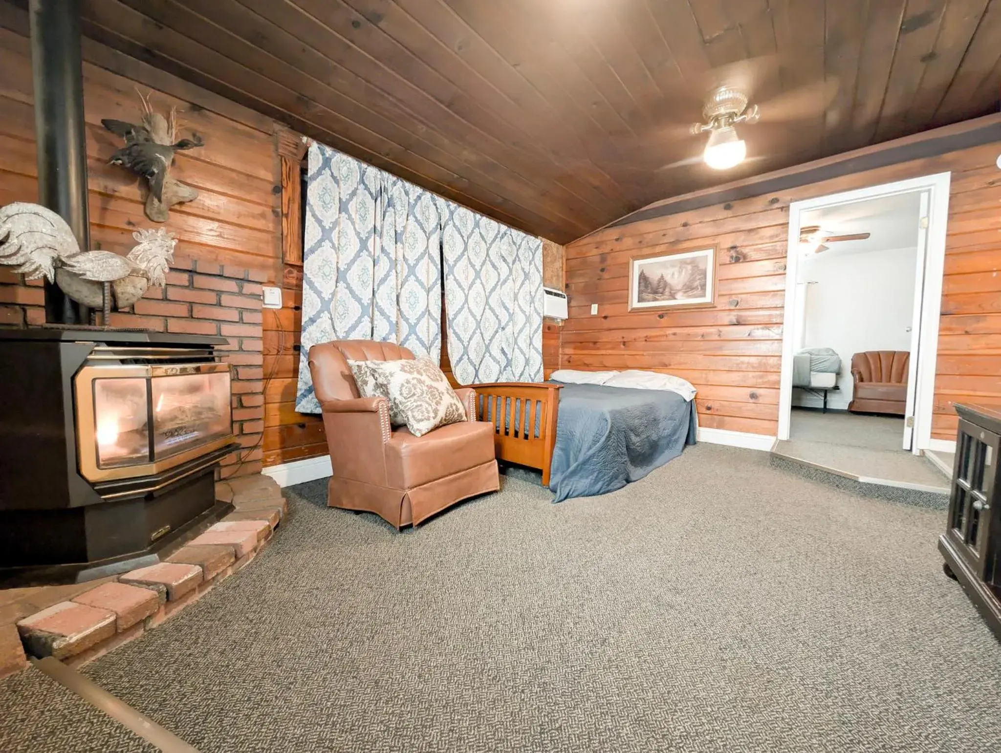 One-Bedroom House in Genas's Sierra Inn & Restaurant One-Bedroom House in Genas's Sierra Inn & Restaurant