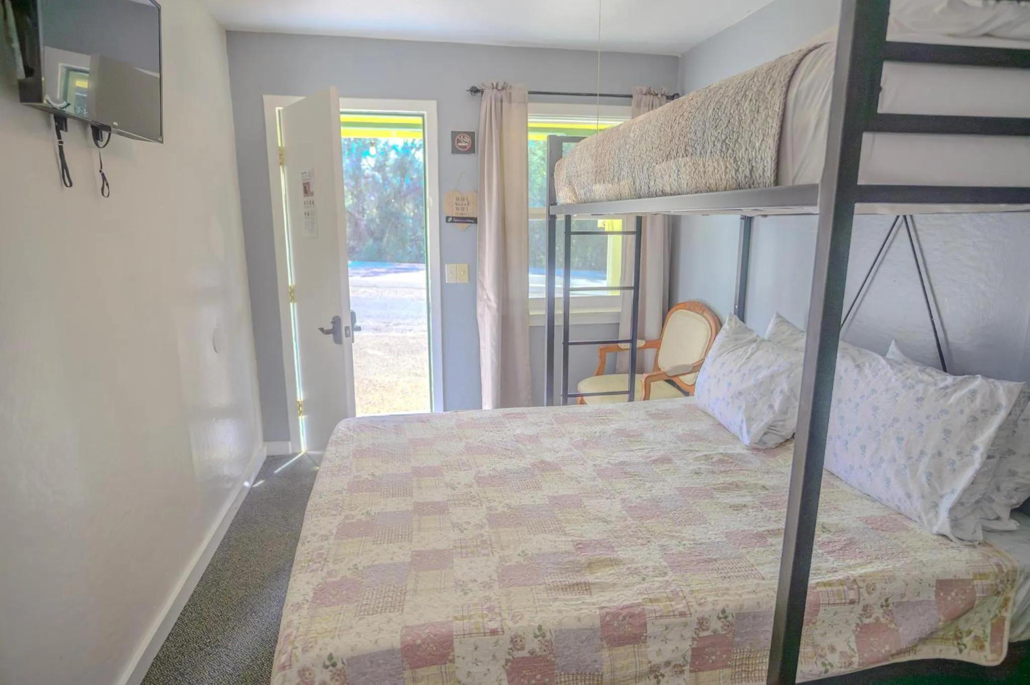 Bedroom, Bed in Genas's Sierra Inn & Restaurant