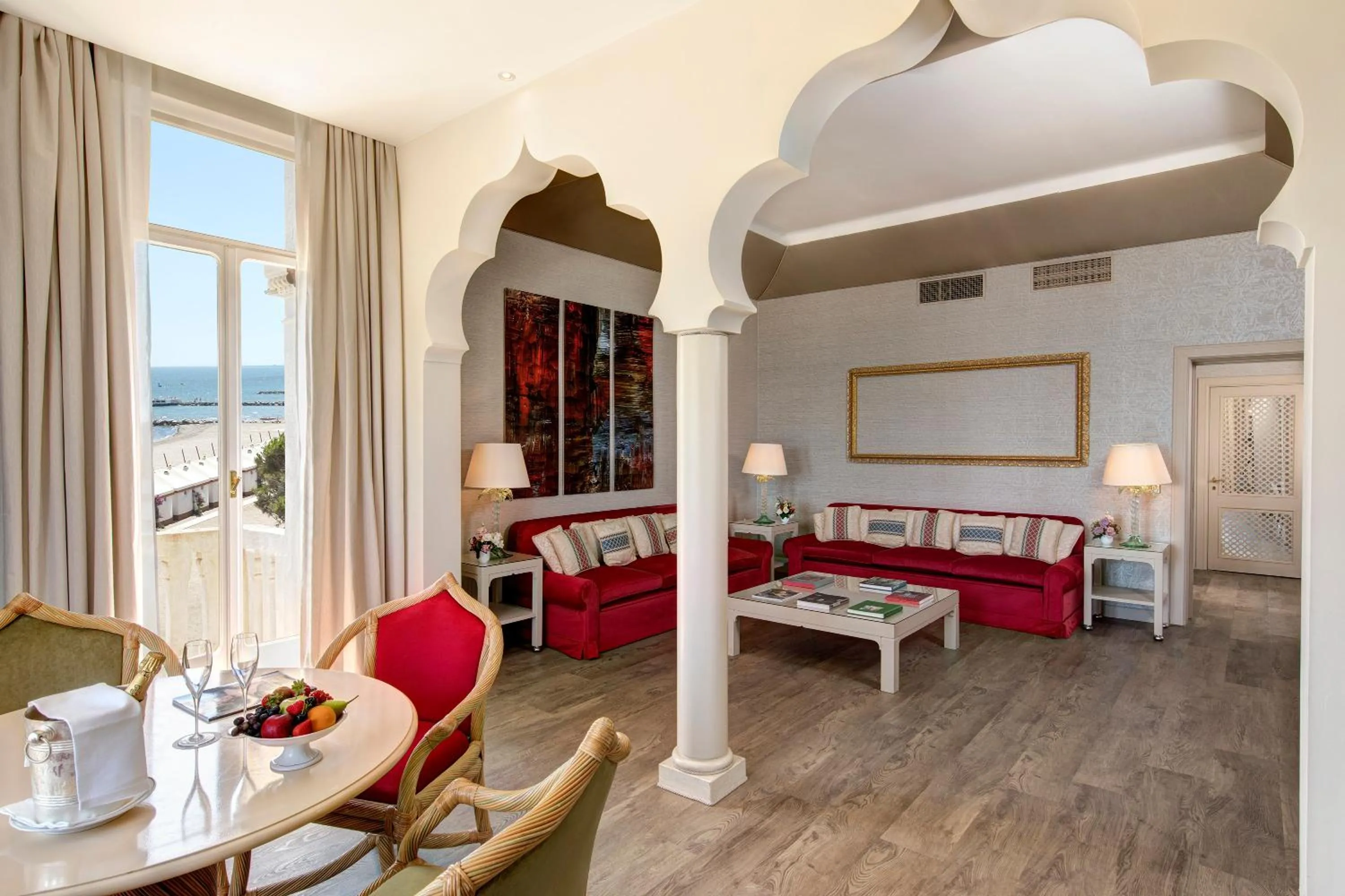 Living room, Bed in Hotel Excelsior Venice