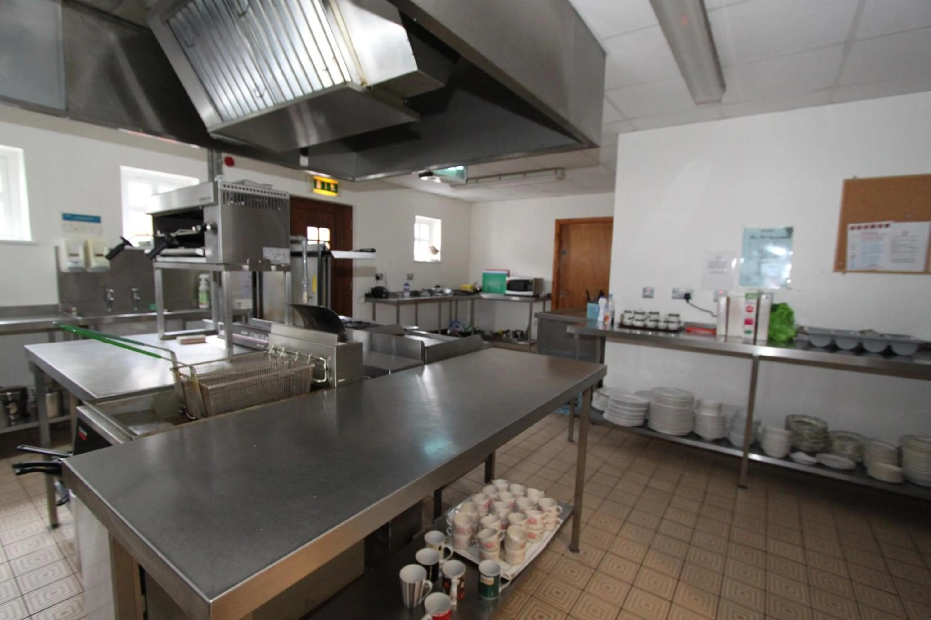 Communal kitchen, Kitchen/Kitchenette in Bushmills Youth Hostel
