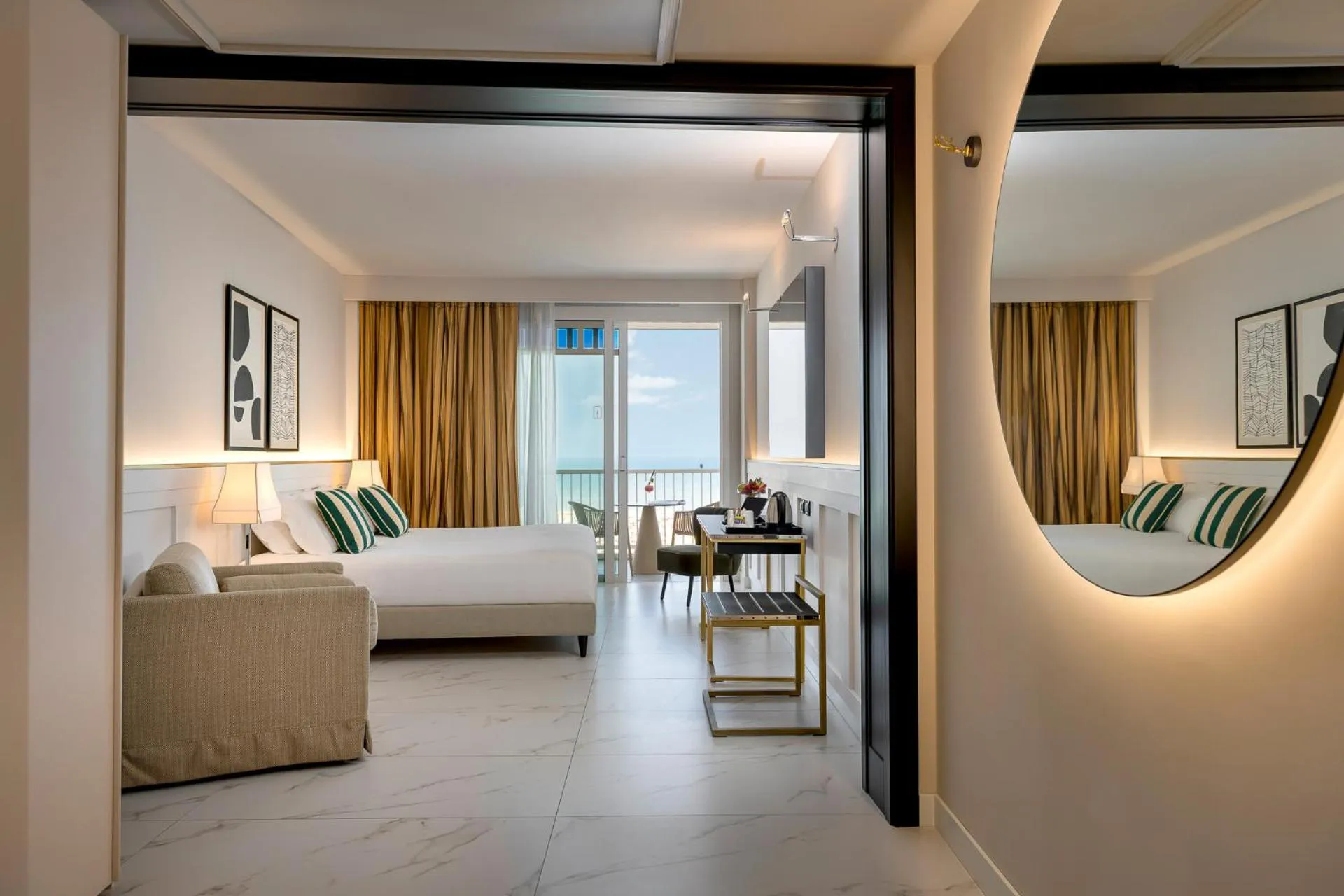 Bed in Savoia Hotel Rimini