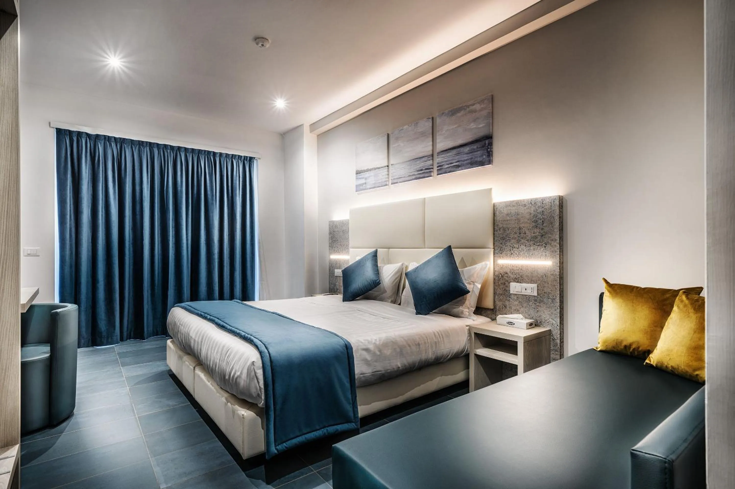 Bed in Suite Blue Style