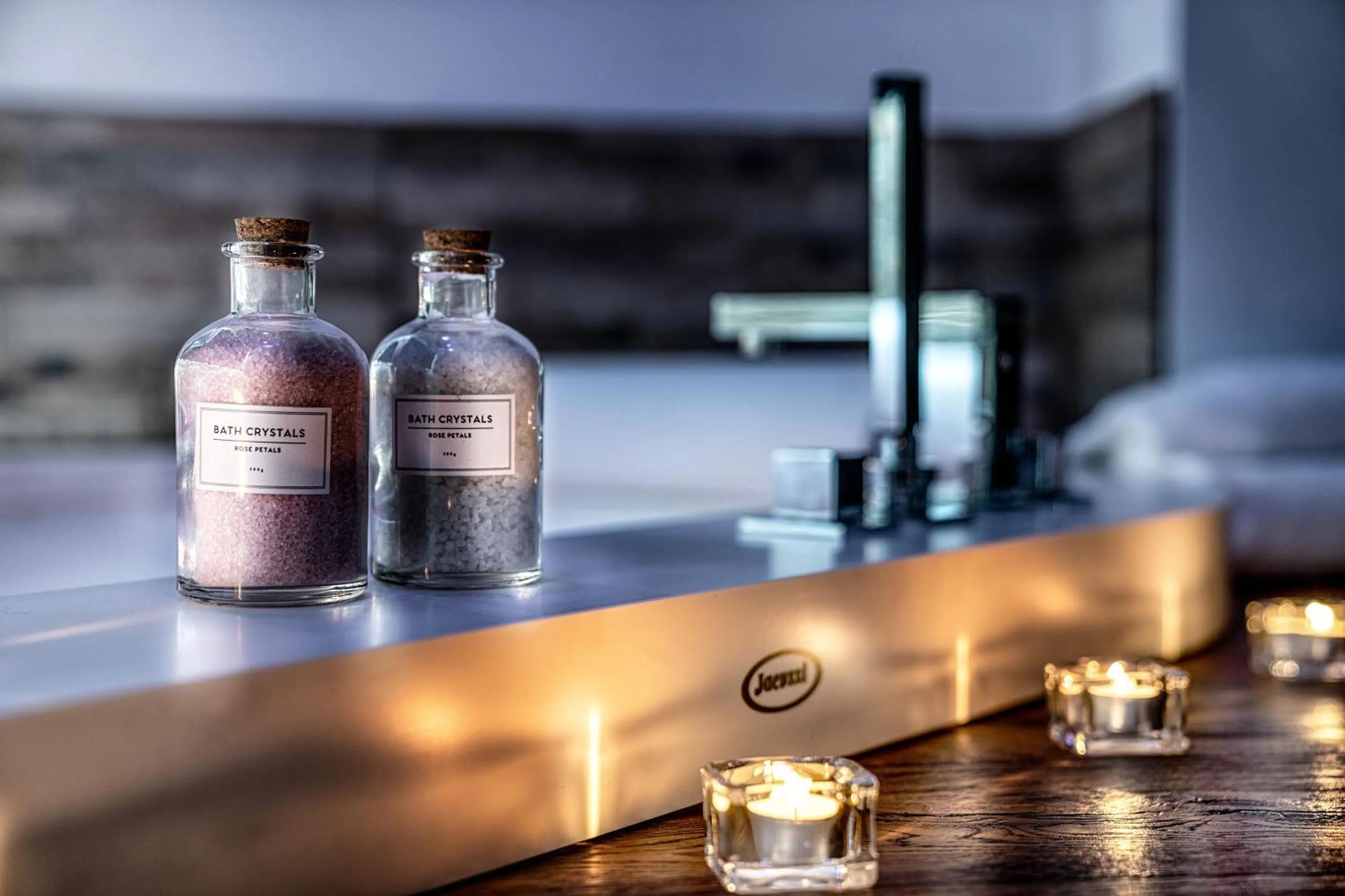 Hot Tub in Suite Blue Style