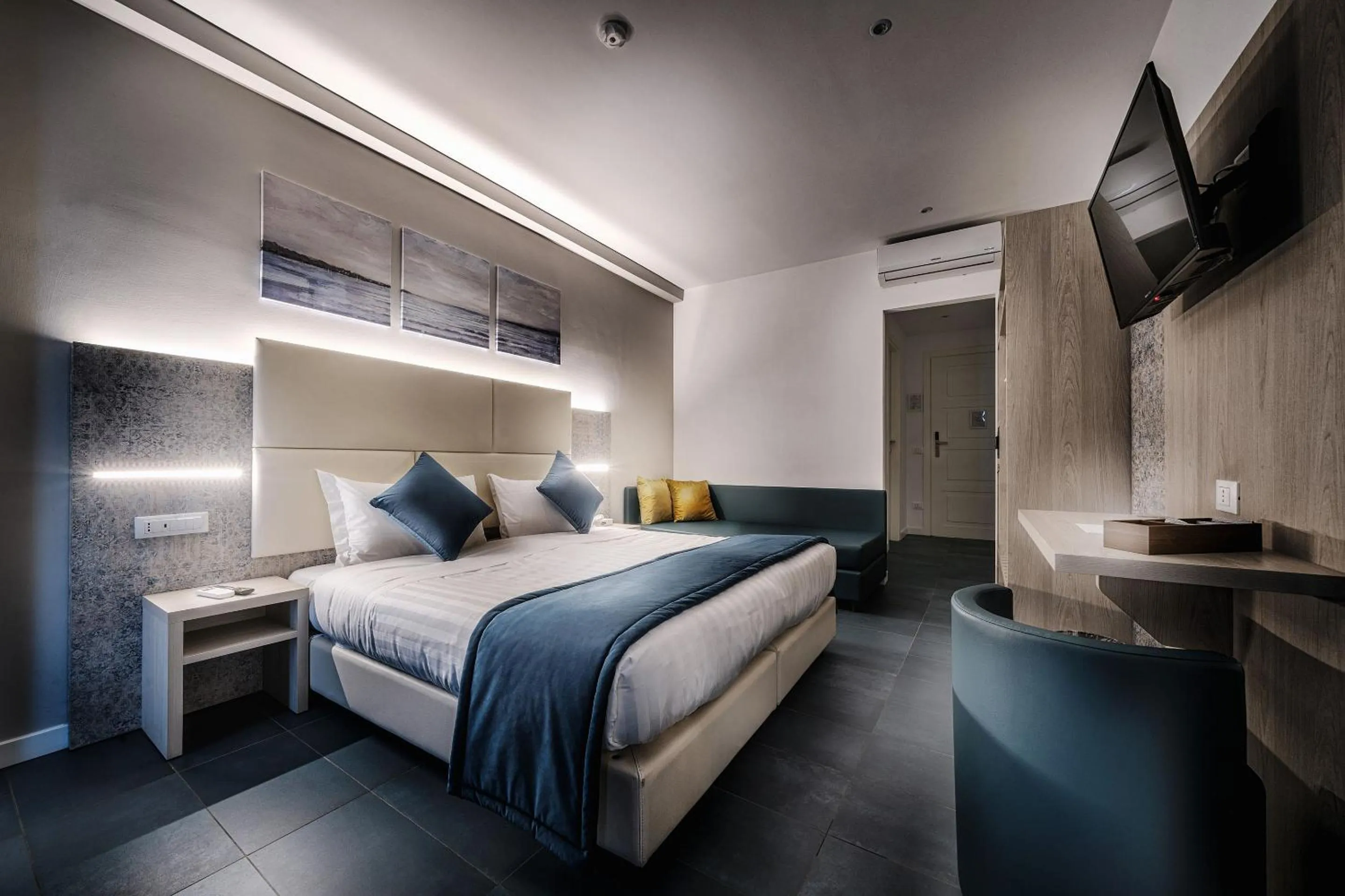 Bed in Suite Blue Style