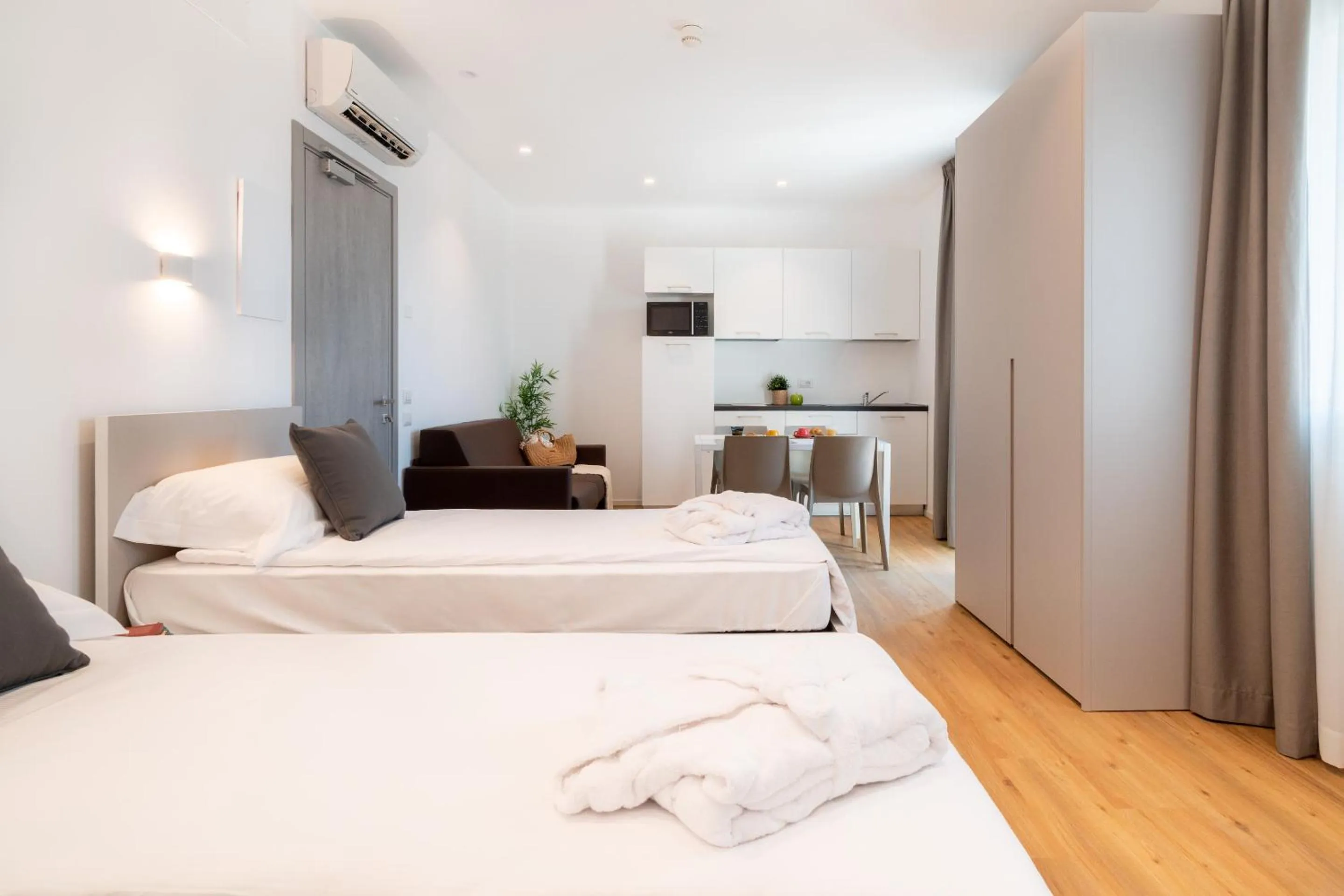 Kitchen or kitchenette, Bed in Superior Beach Aparthotel