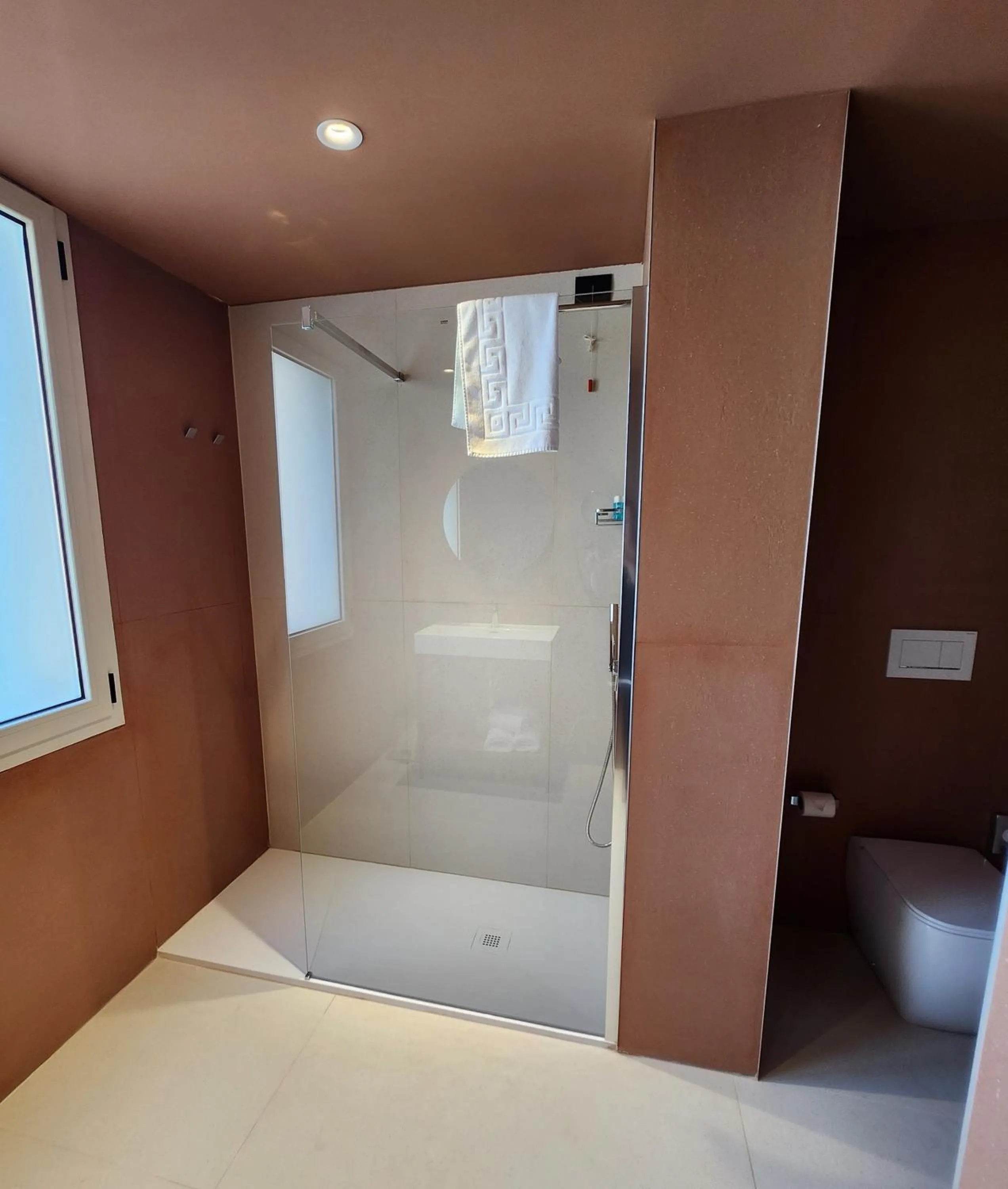 Shower, Bed in Bleis Hotel