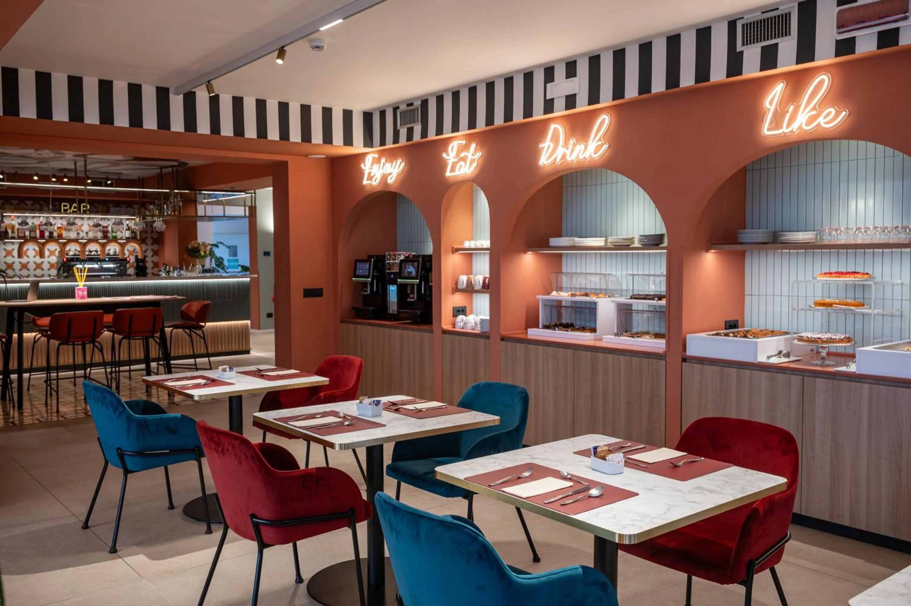 Restaurant/places to eat in Bleis Hotel