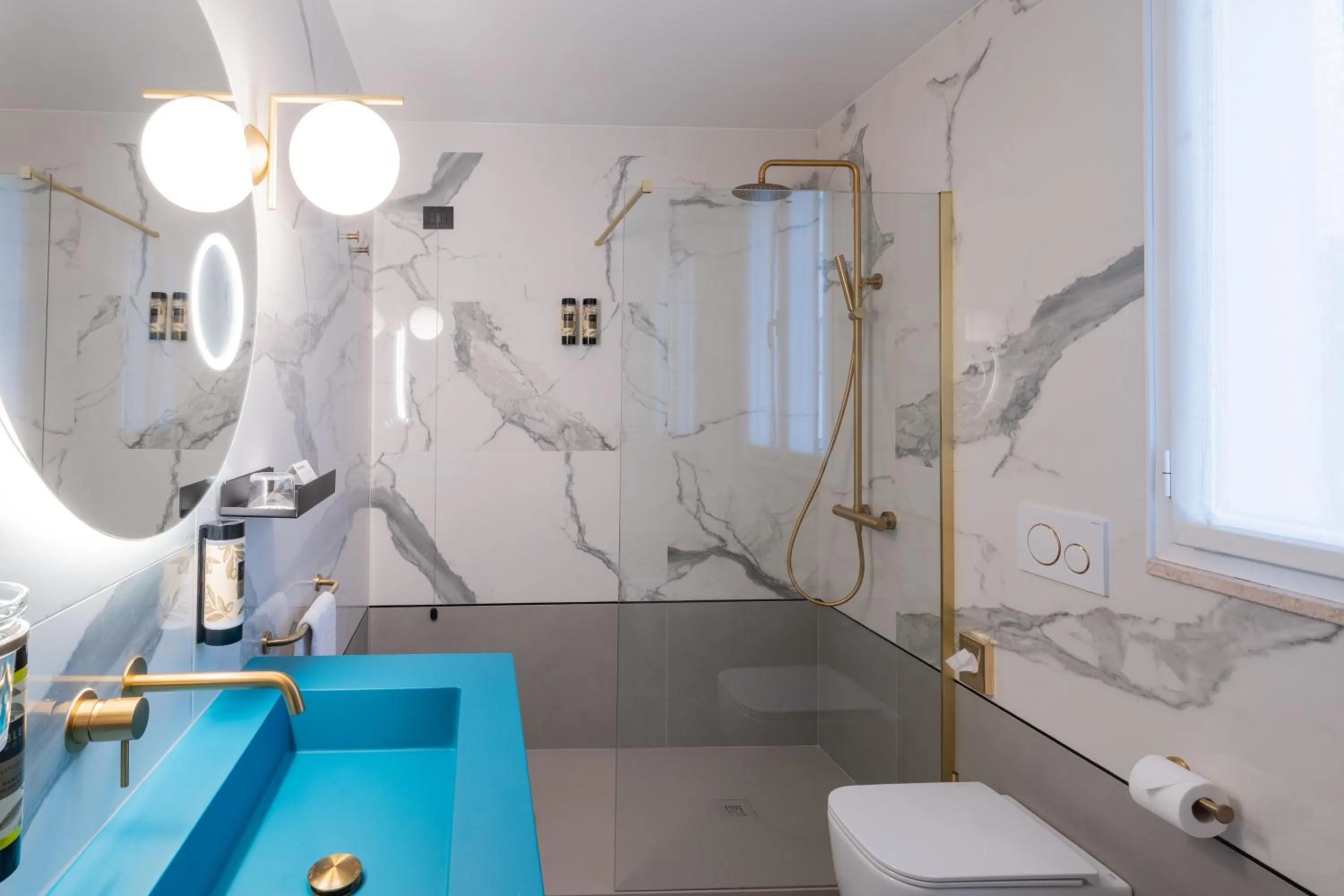 Shower in Bleis Hotel