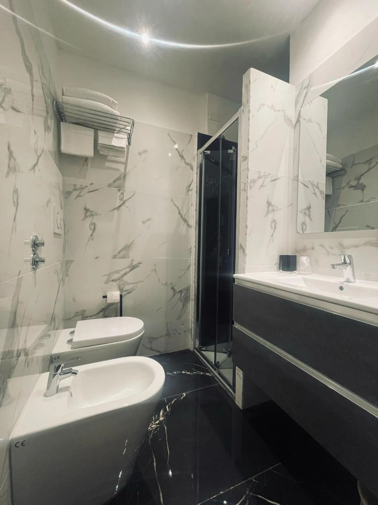 Toilet in Hotel Holiday- Alla Finestrella