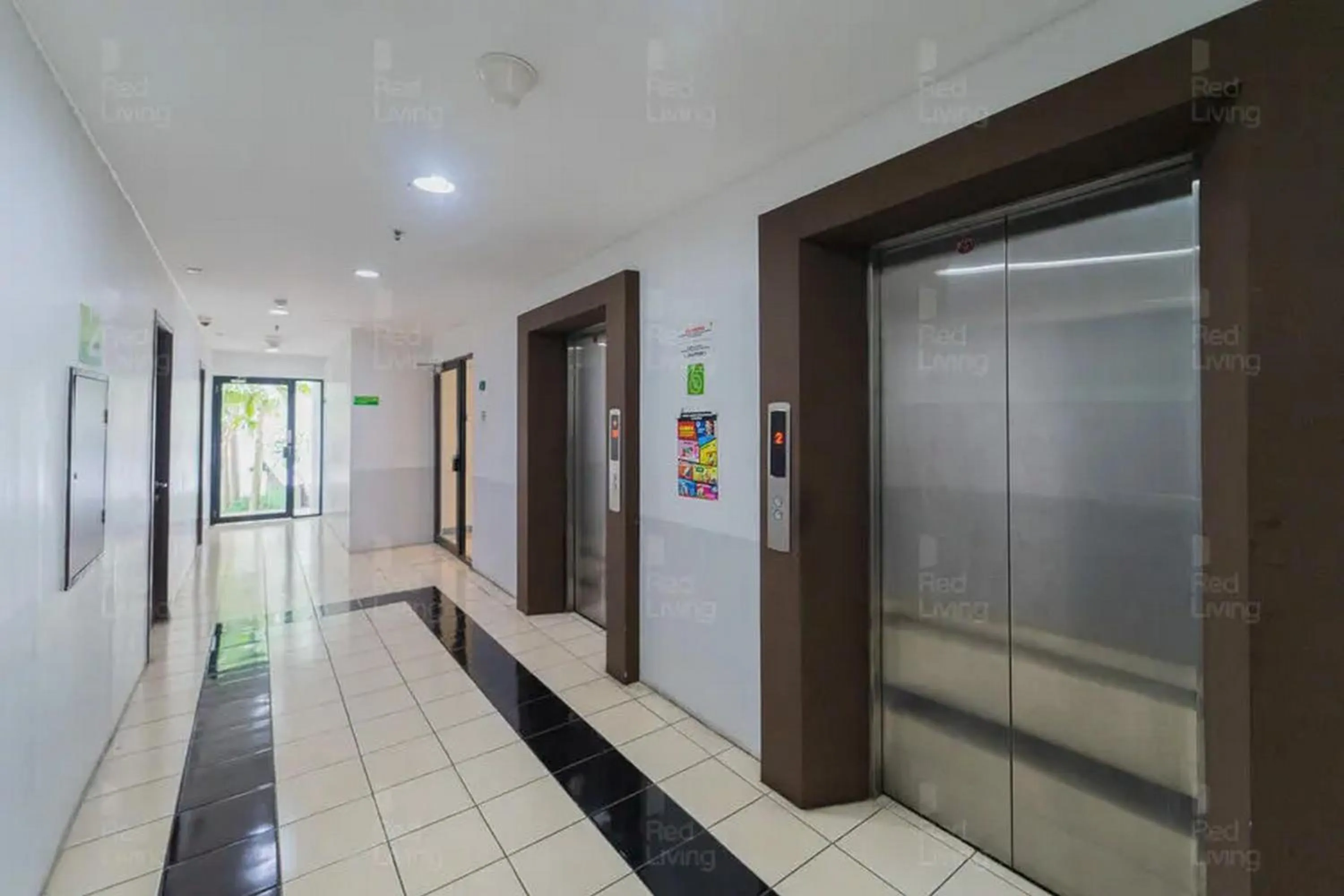 elevator in RedLiving Apartemen Serpong Green View - Sheena Property Tower B