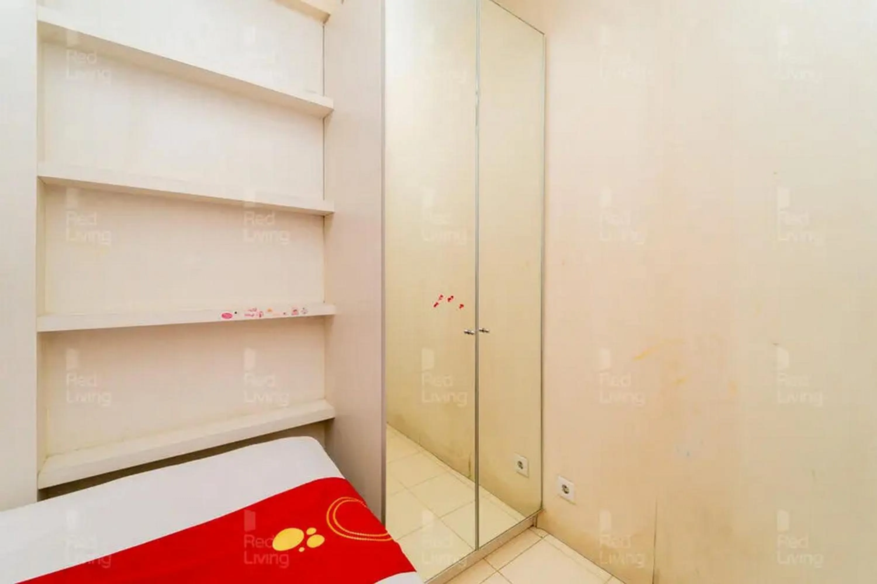 Bedroom, Bed in RedLiving Apartemen Serpong Green View - Sheena Property Tower B