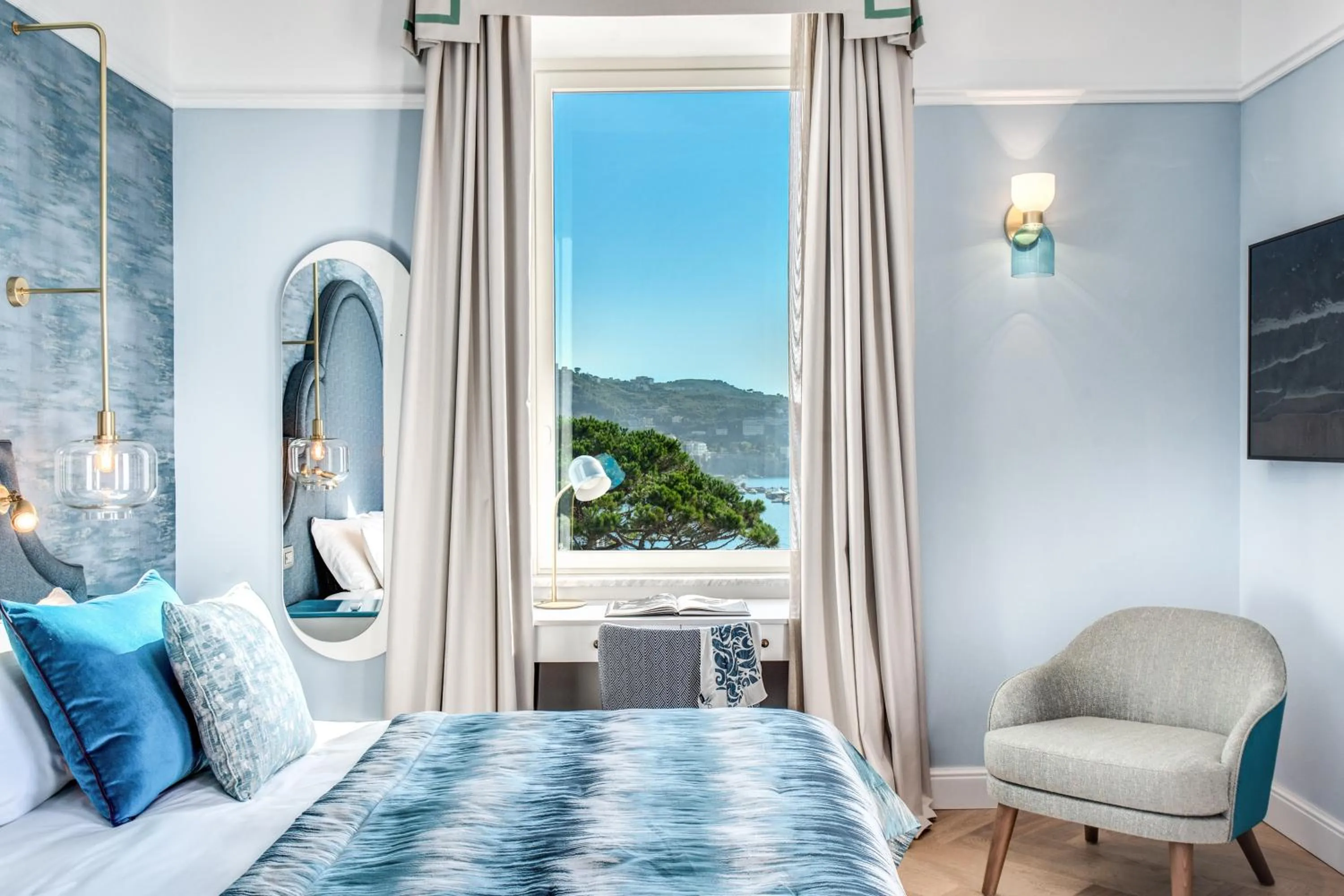 View (from property/room), Bed in Hotel Mediterraneo Sorrento
