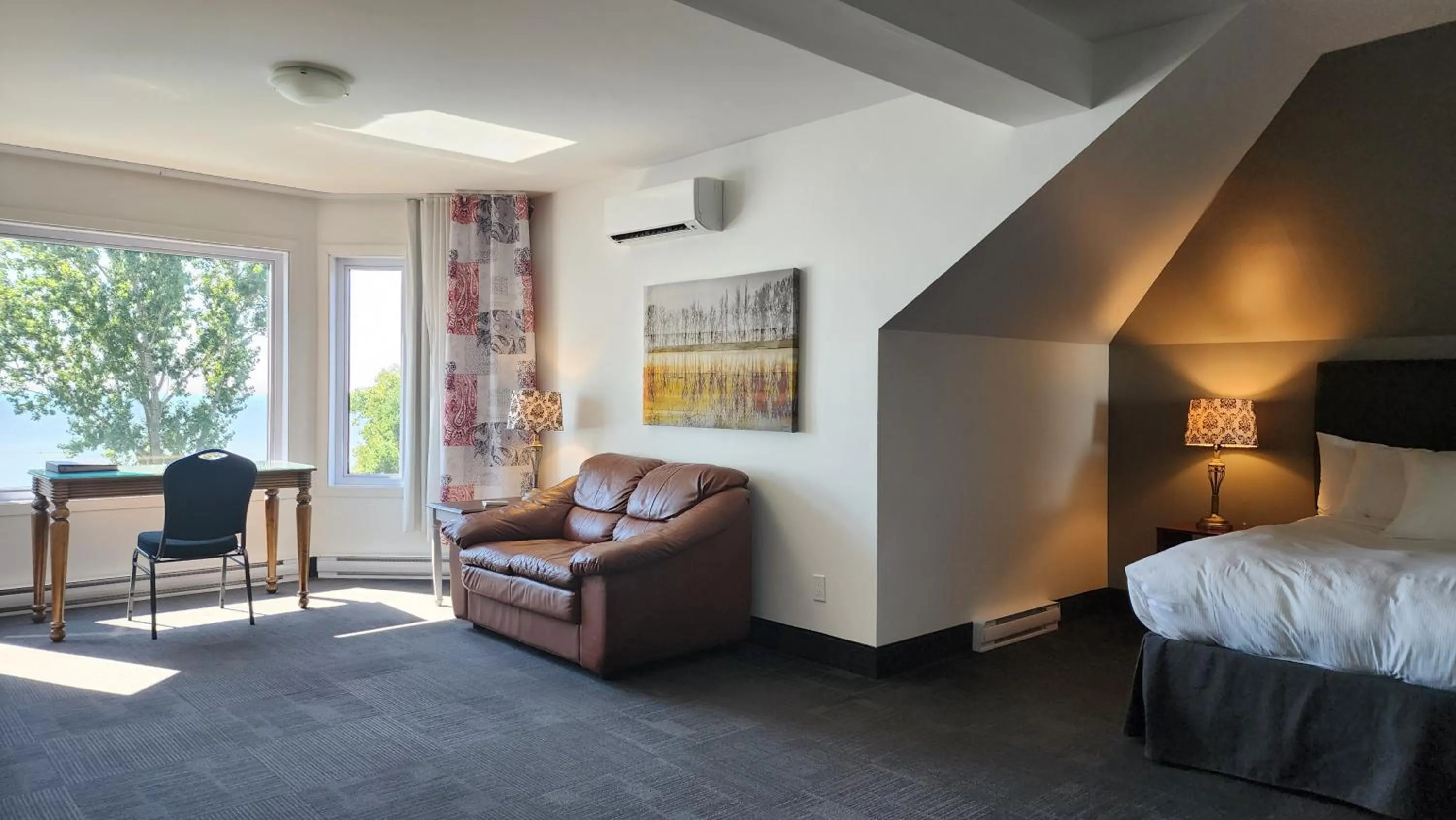 Bed in L'Auberge Du Lac St-Pierre