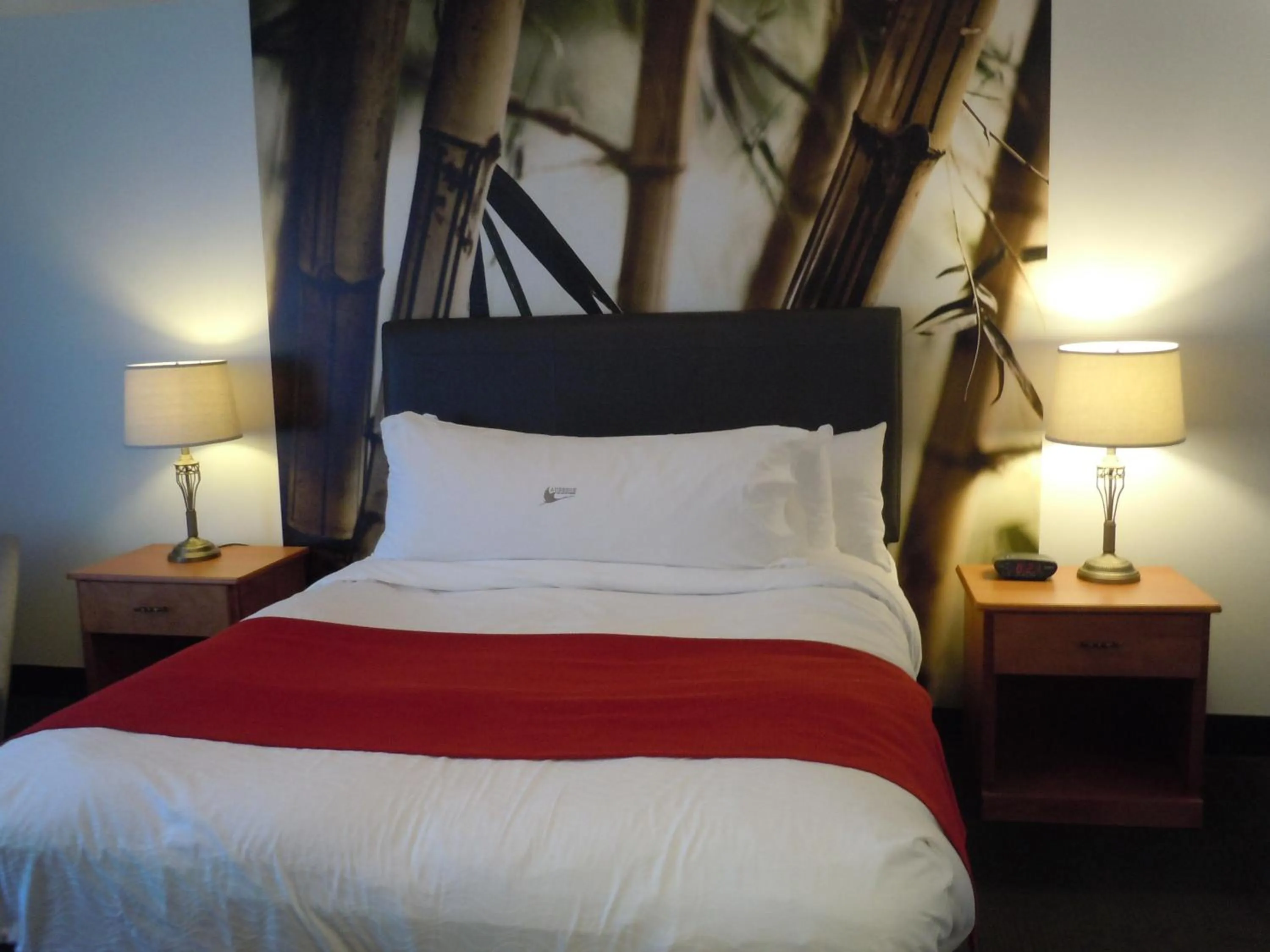 Bed in L'Auberge Du Lac St-Pierre