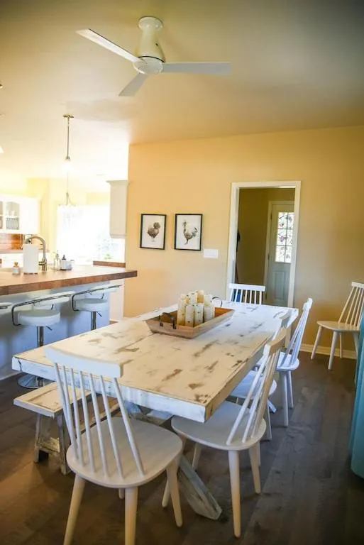 Dining area in Sierra Ranch - A Yosemite Retreat