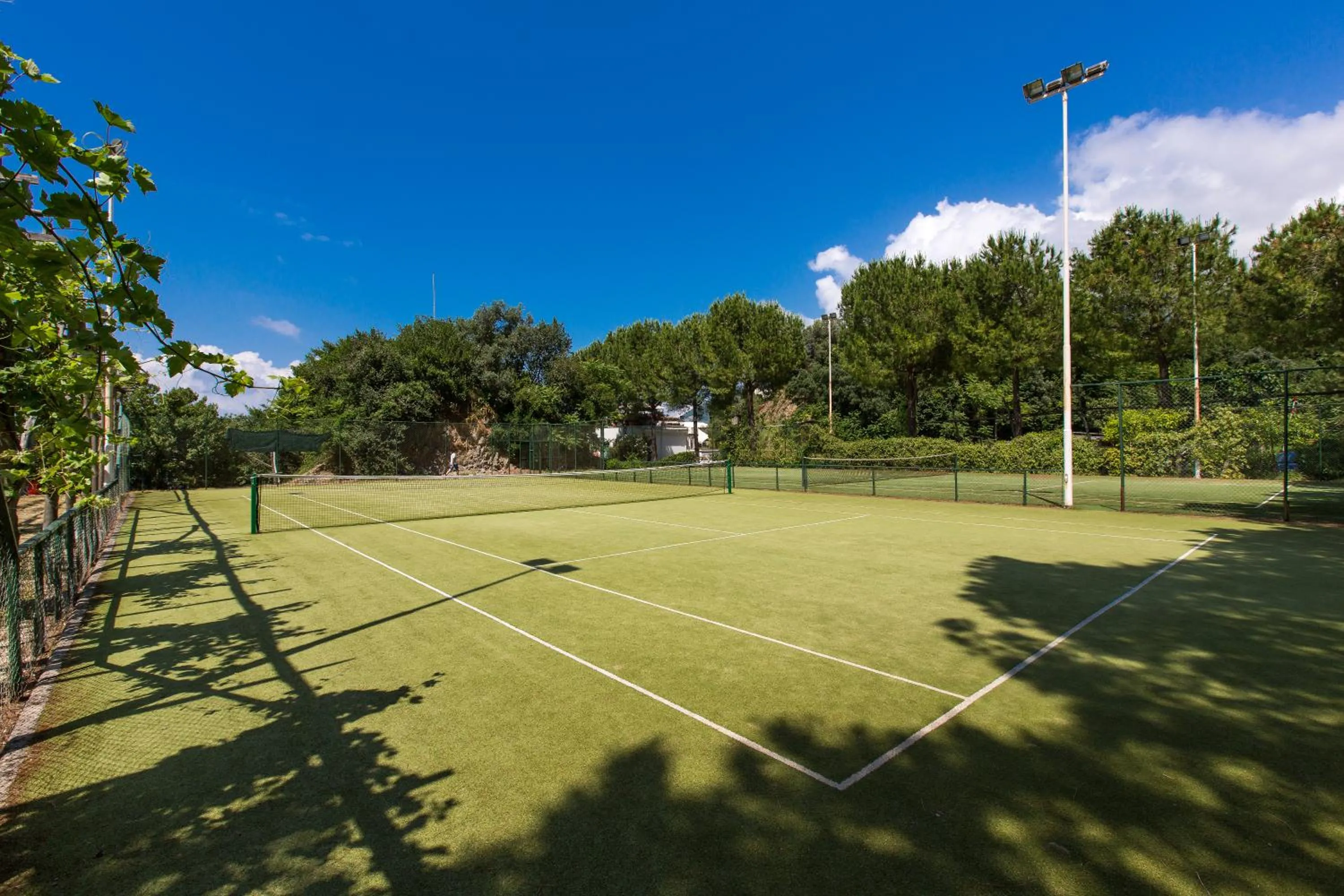 Tennis court in Hotel Le Axidie