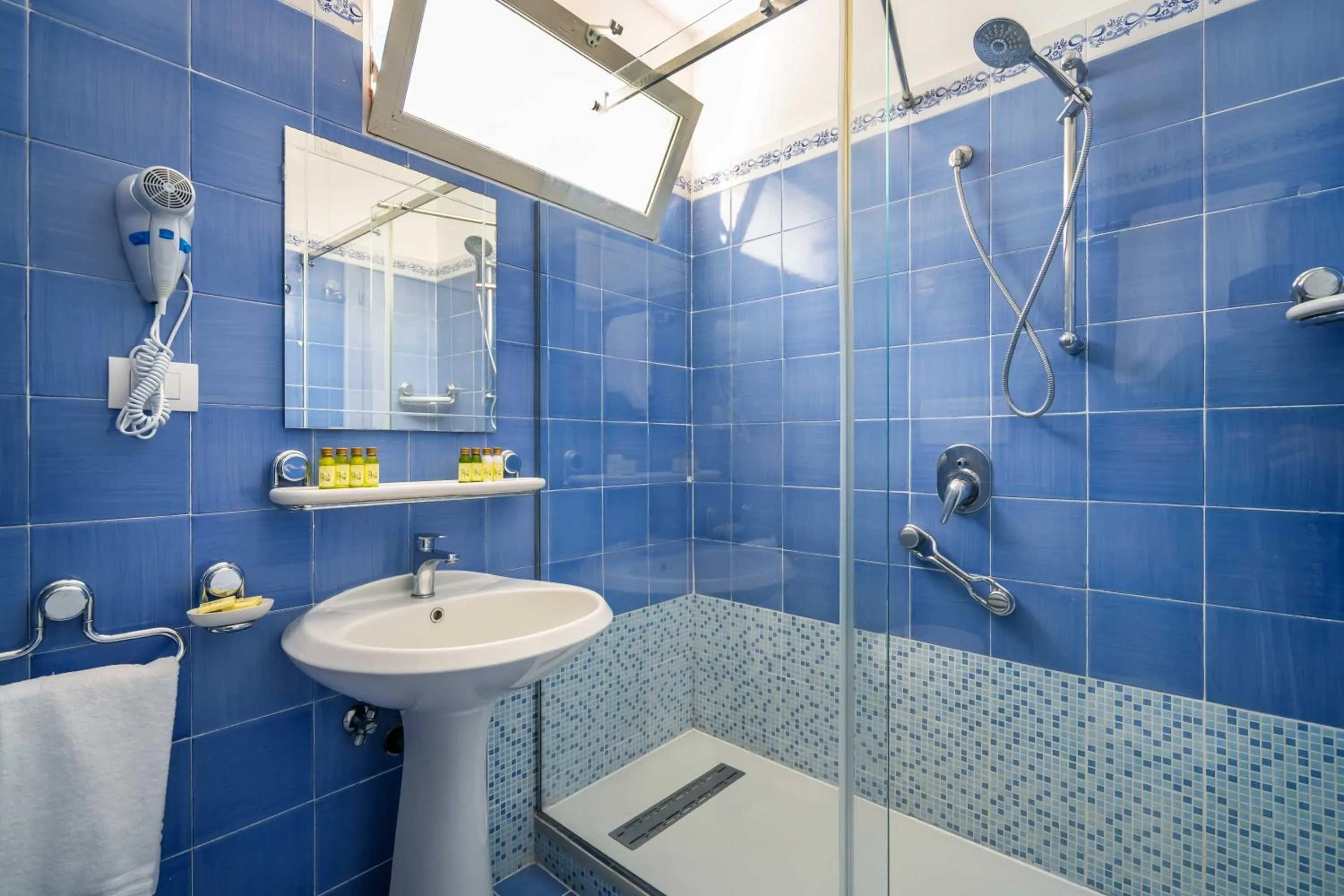 Toilet in Hotel Le Axidie