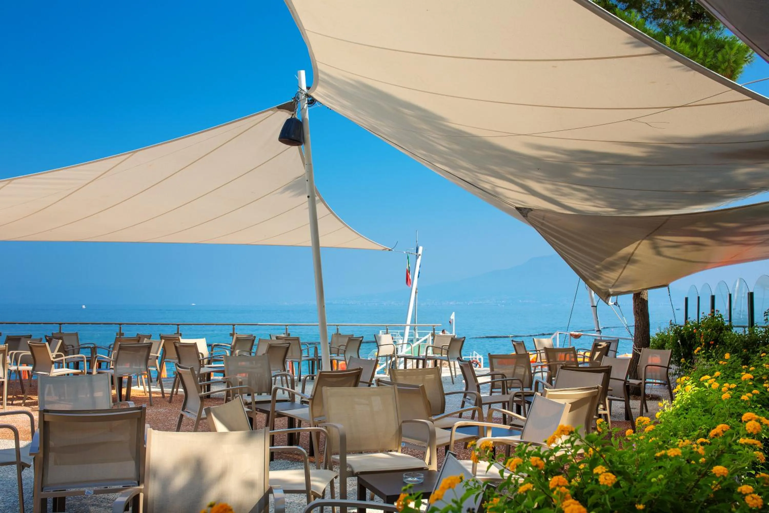 Restaurant/places to eat in Hotel Le Axidie