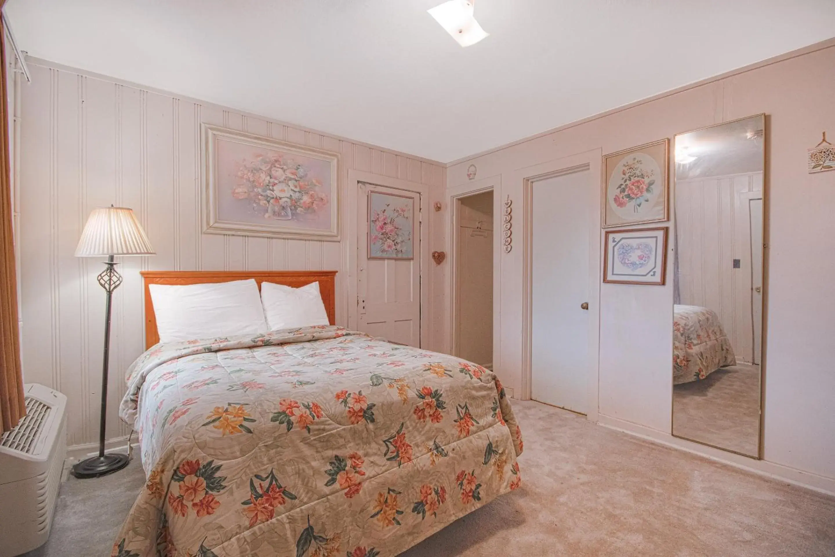 Queen Bed Non-Smoking in Sunflower Motel Hiawatha By OYO Queen Bed Non-Smoking in Sunflower Motel Hiawatha By OYO