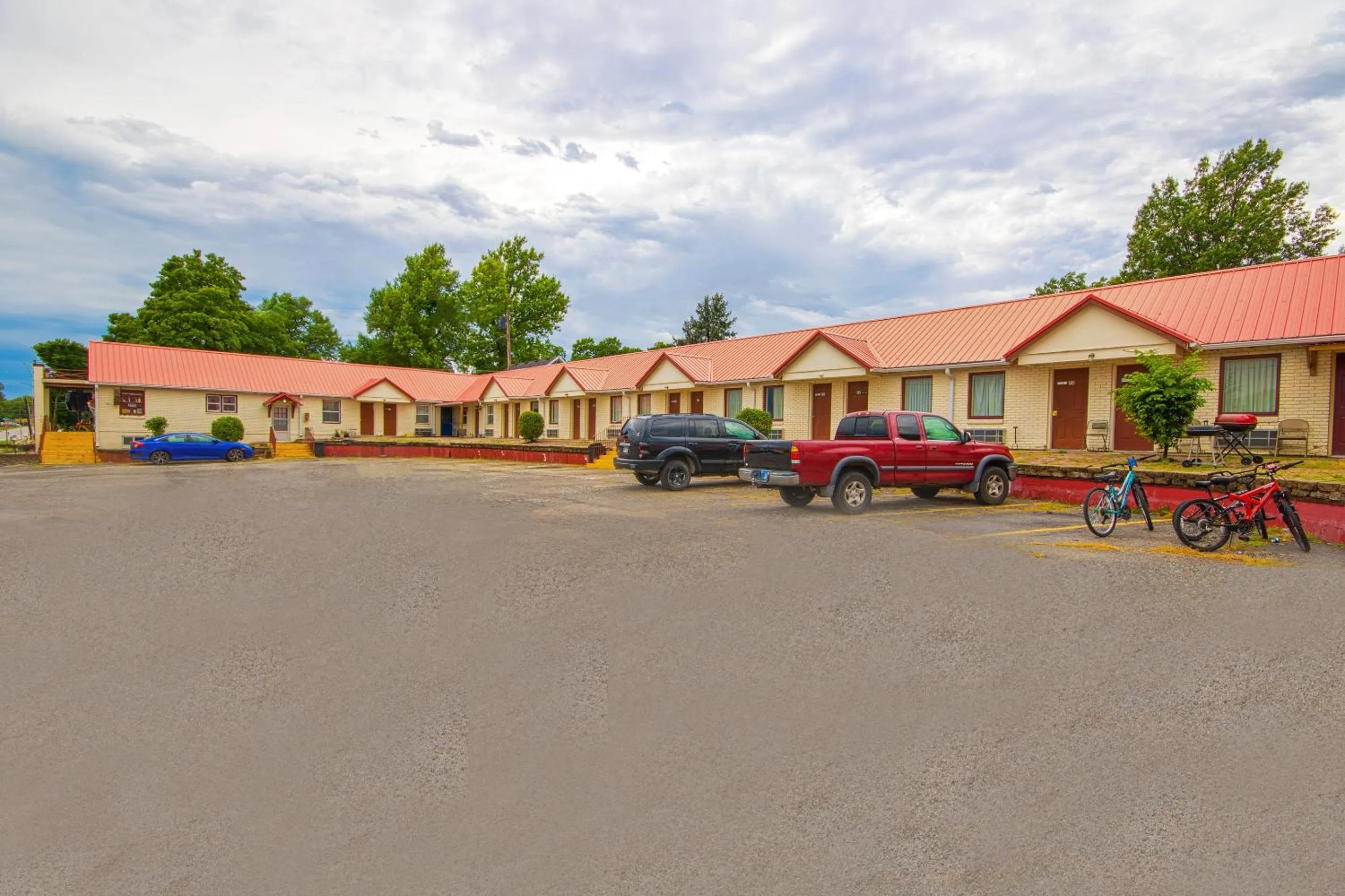 Facade/entrance in Sunflower Motel Hiawatha By OYO