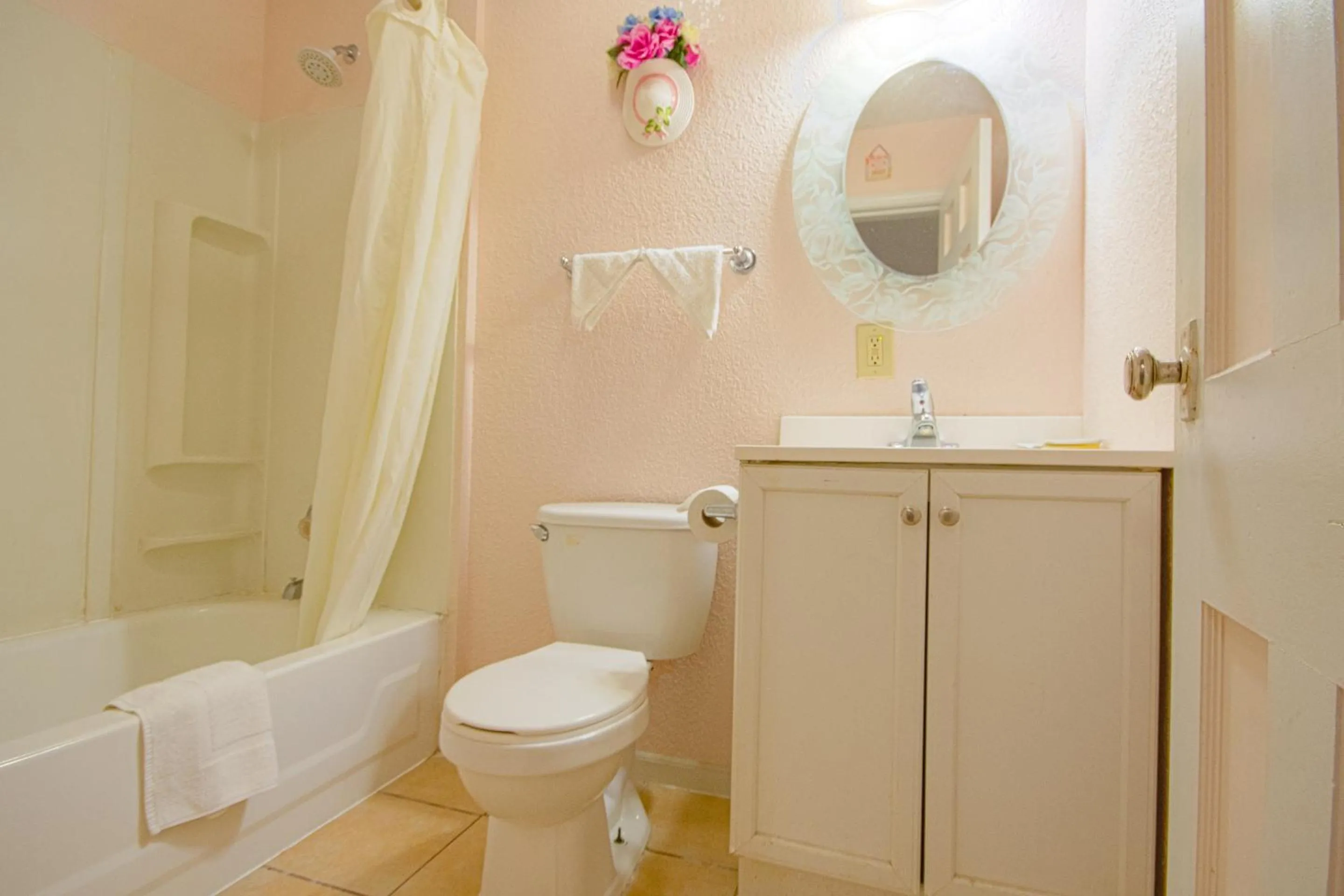 Bathroom in Sunflower Motel Hiawatha By OYO