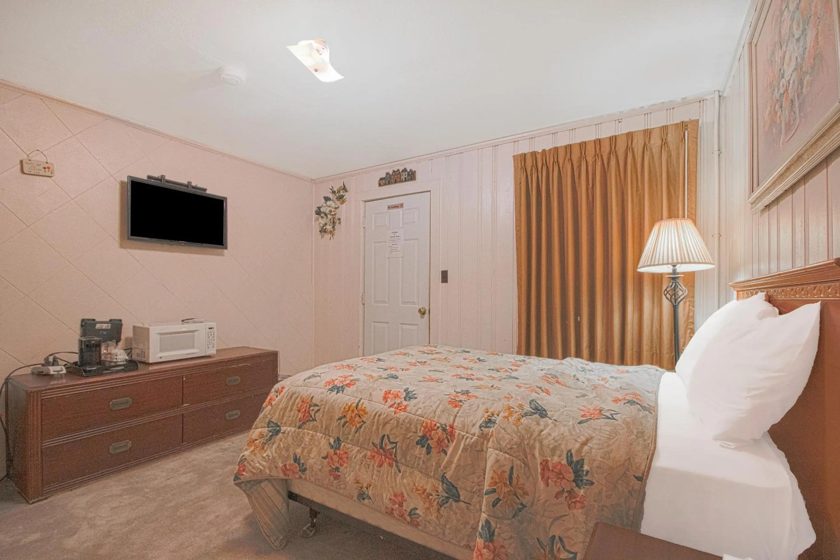 Bedroom, Bed in Sunflower Motel Hiawatha By OYO