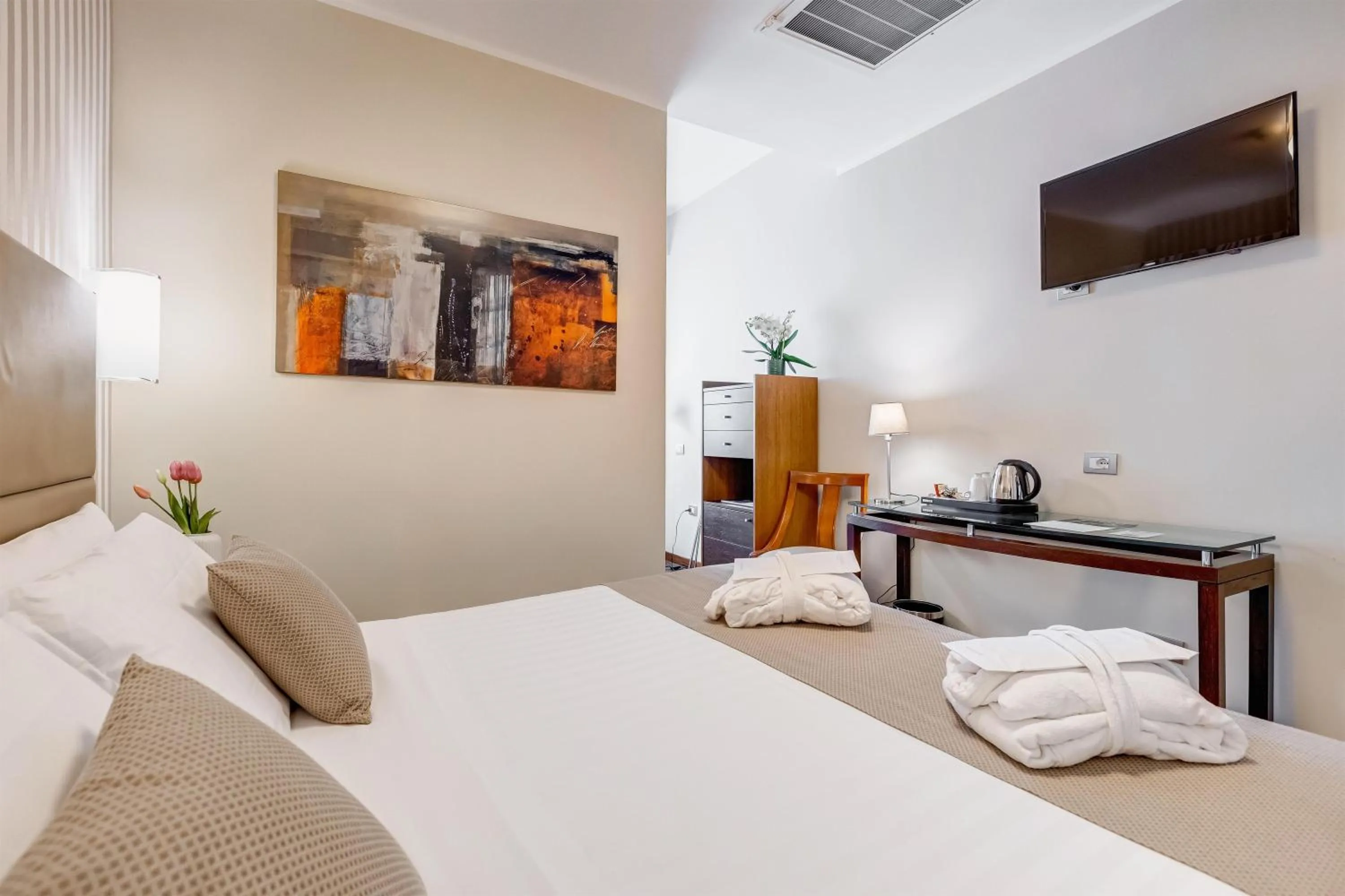 Photo of the whole room, Bed in Best Western Hotel Piccadilly