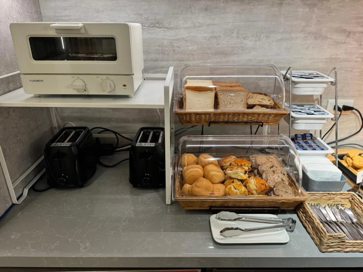 Restaurant/places to eat in Dahu Park Hotel