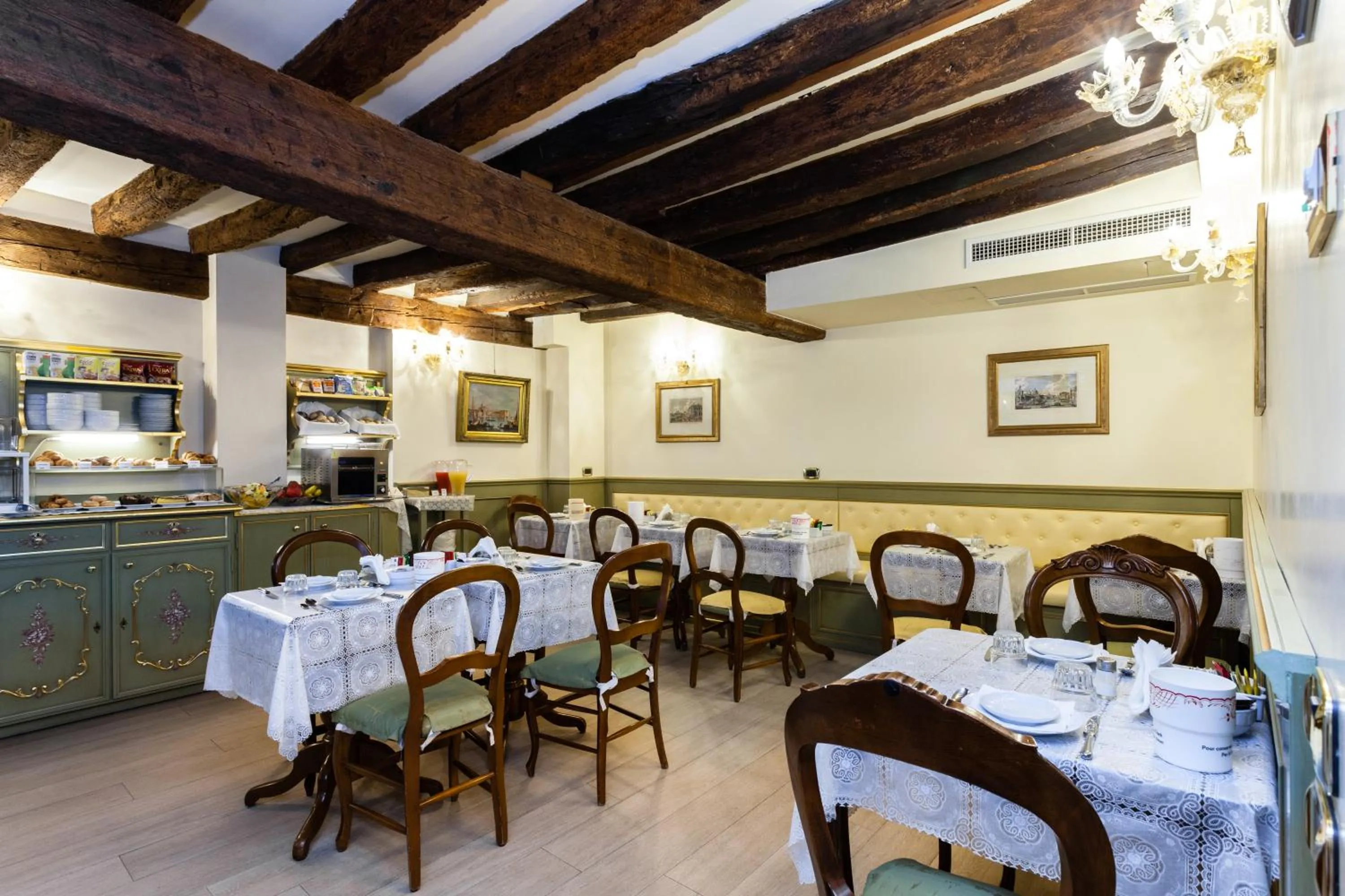 Buffet breakfast in Hotel Al Ponte Mocenigo