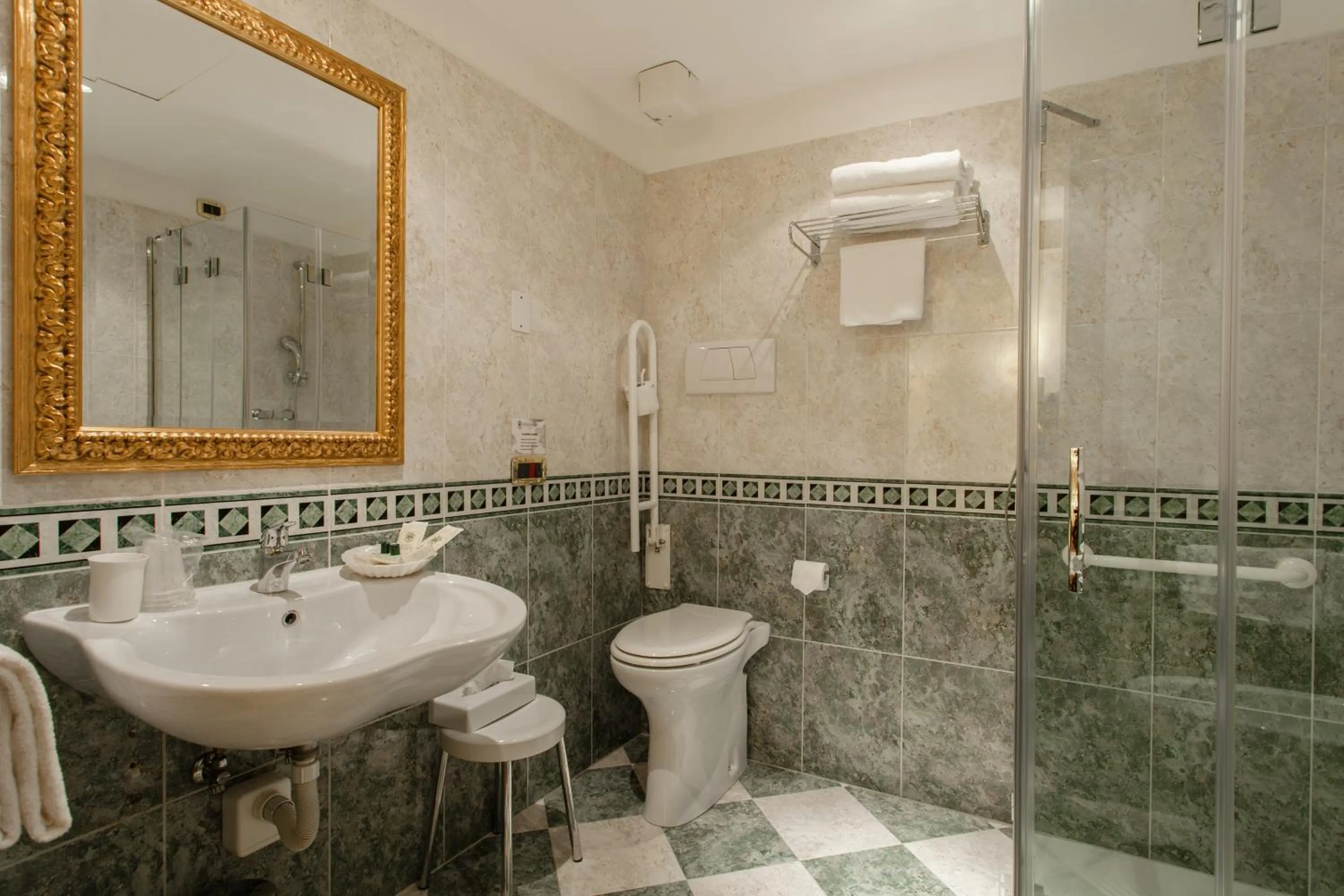 Bathroom in Hotel Al Ponte Mocenigo