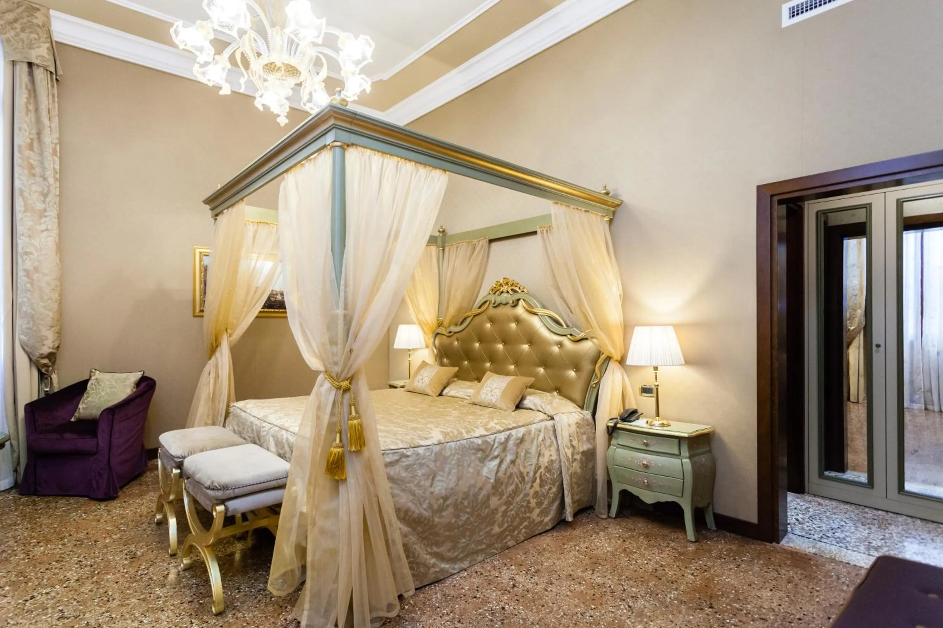 Photo of the whole room, Bed in Hotel Al Ponte Mocenigo