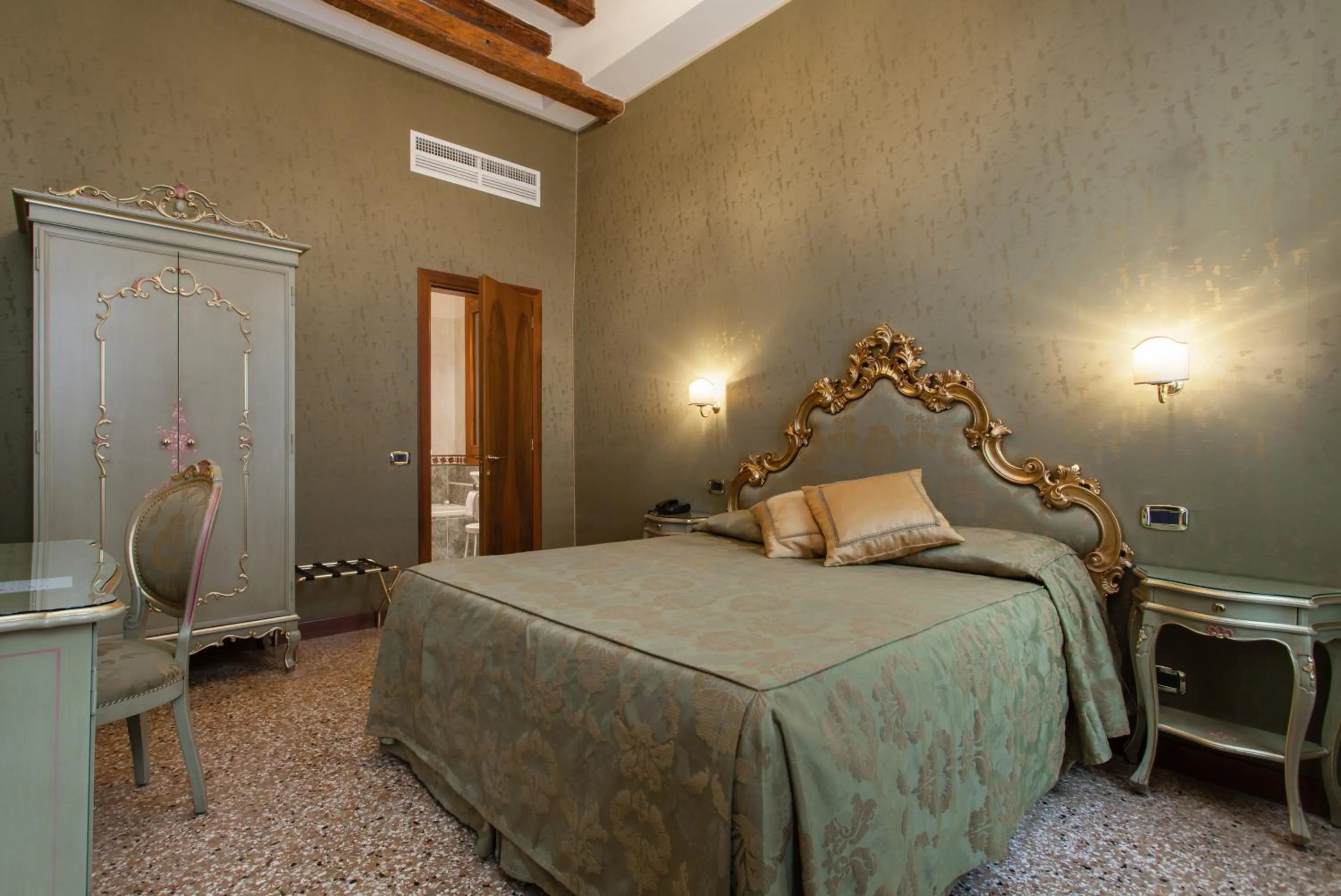 Photo of the whole room, Bed in Hotel Al Ponte Mocenigo
