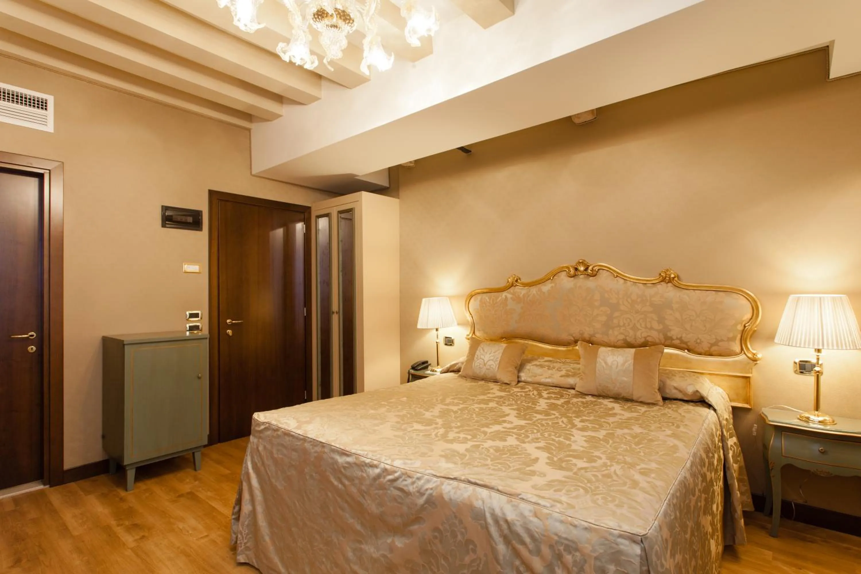 Photo of the whole room, Bed in Hotel Al Ponte Mocenigo