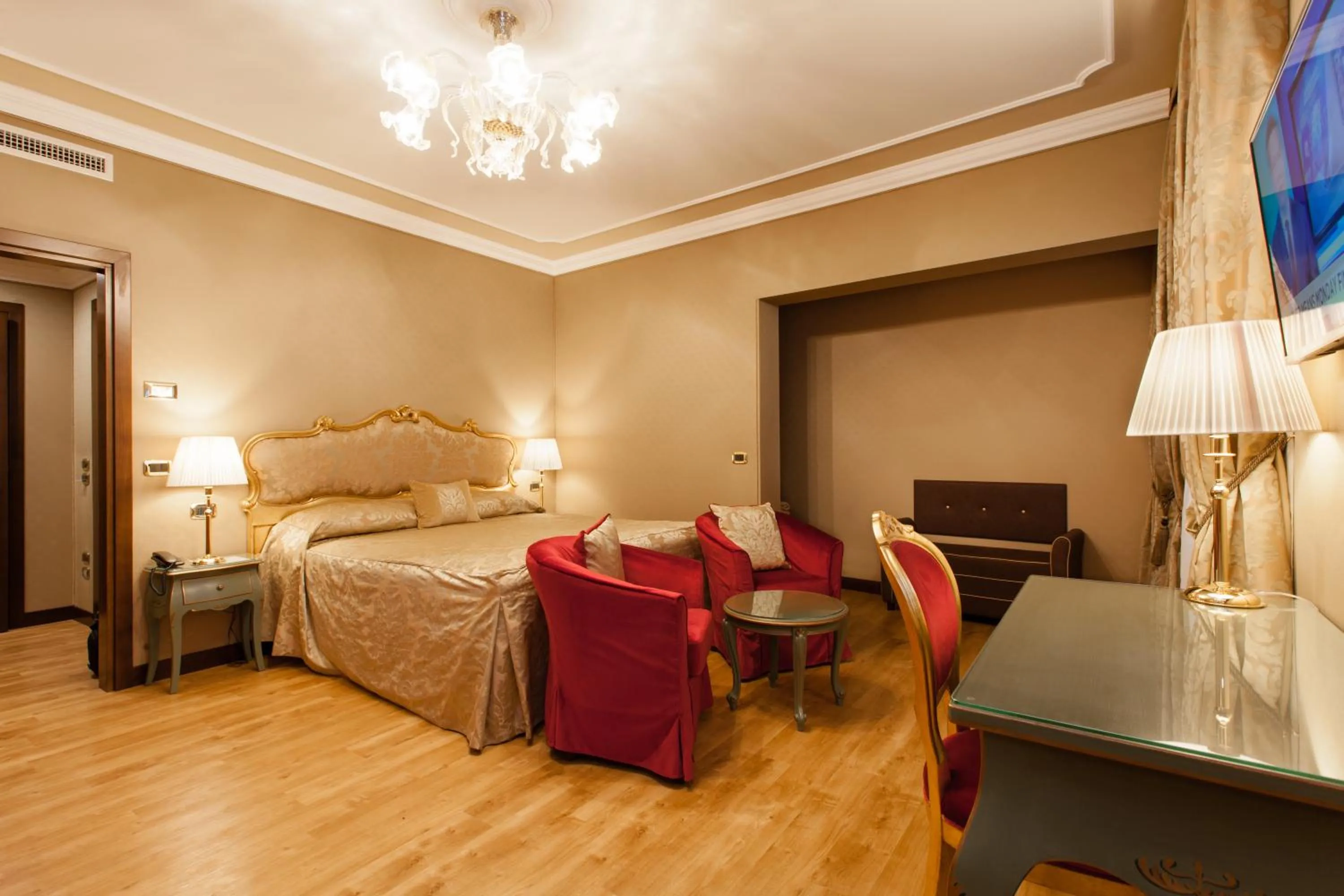 Photo of the whole room, Bed in Hotel Al Ponte Mocenigo