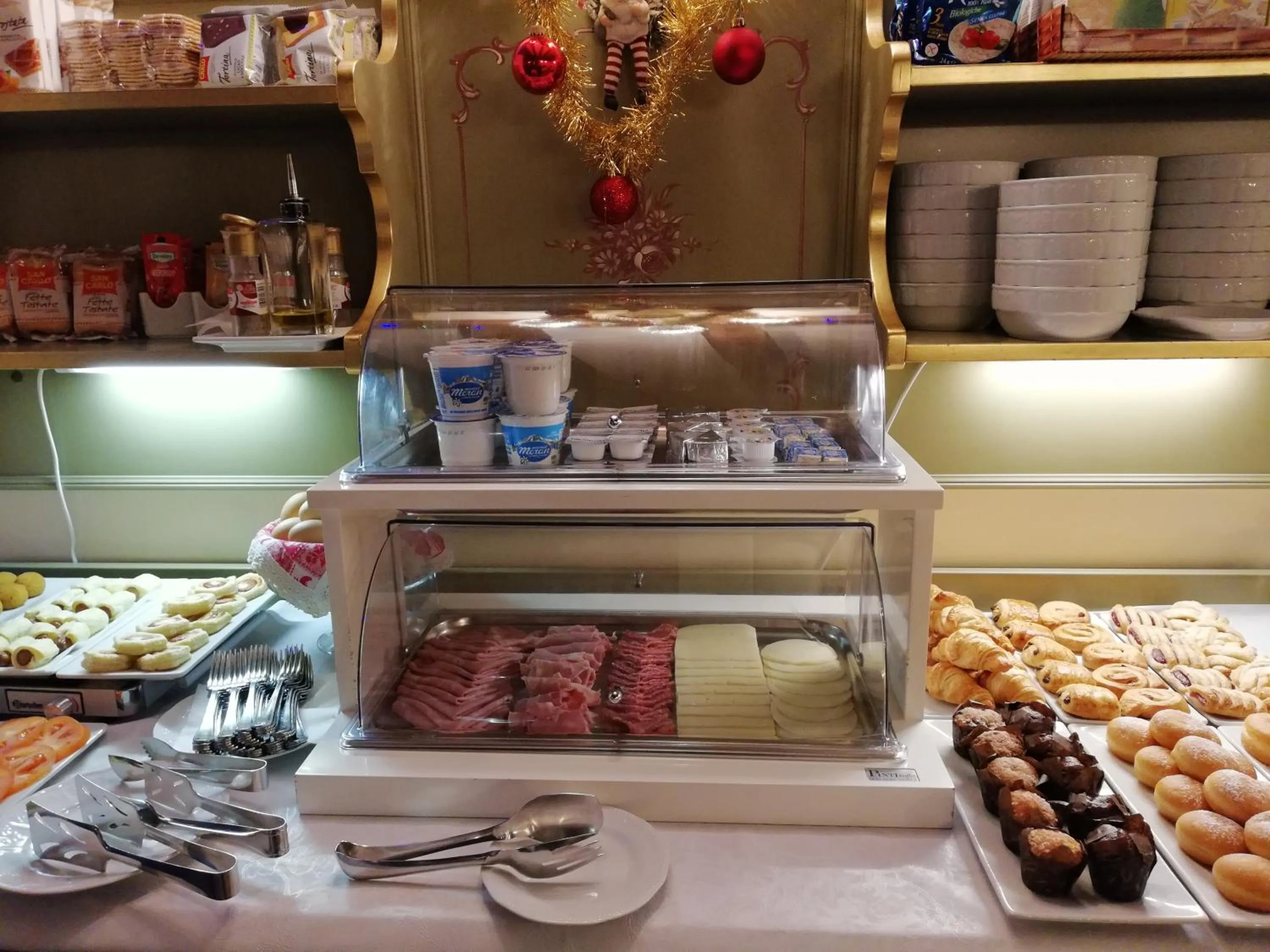 Buffet breakfast in Hotel Al Ponte Mocenigo