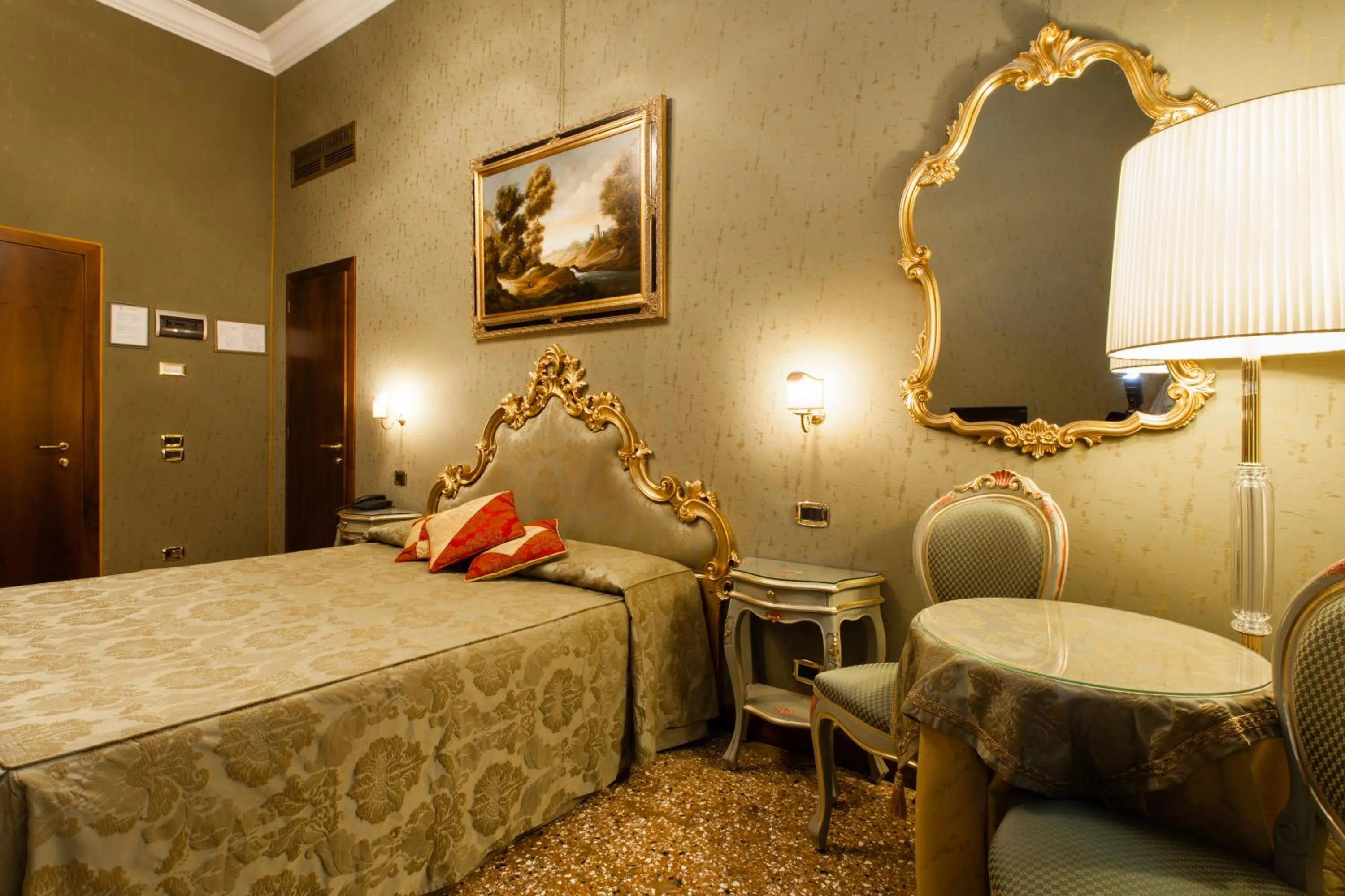 Photo of the whole room, Bed in Hotel Al Ponte Mocenigo