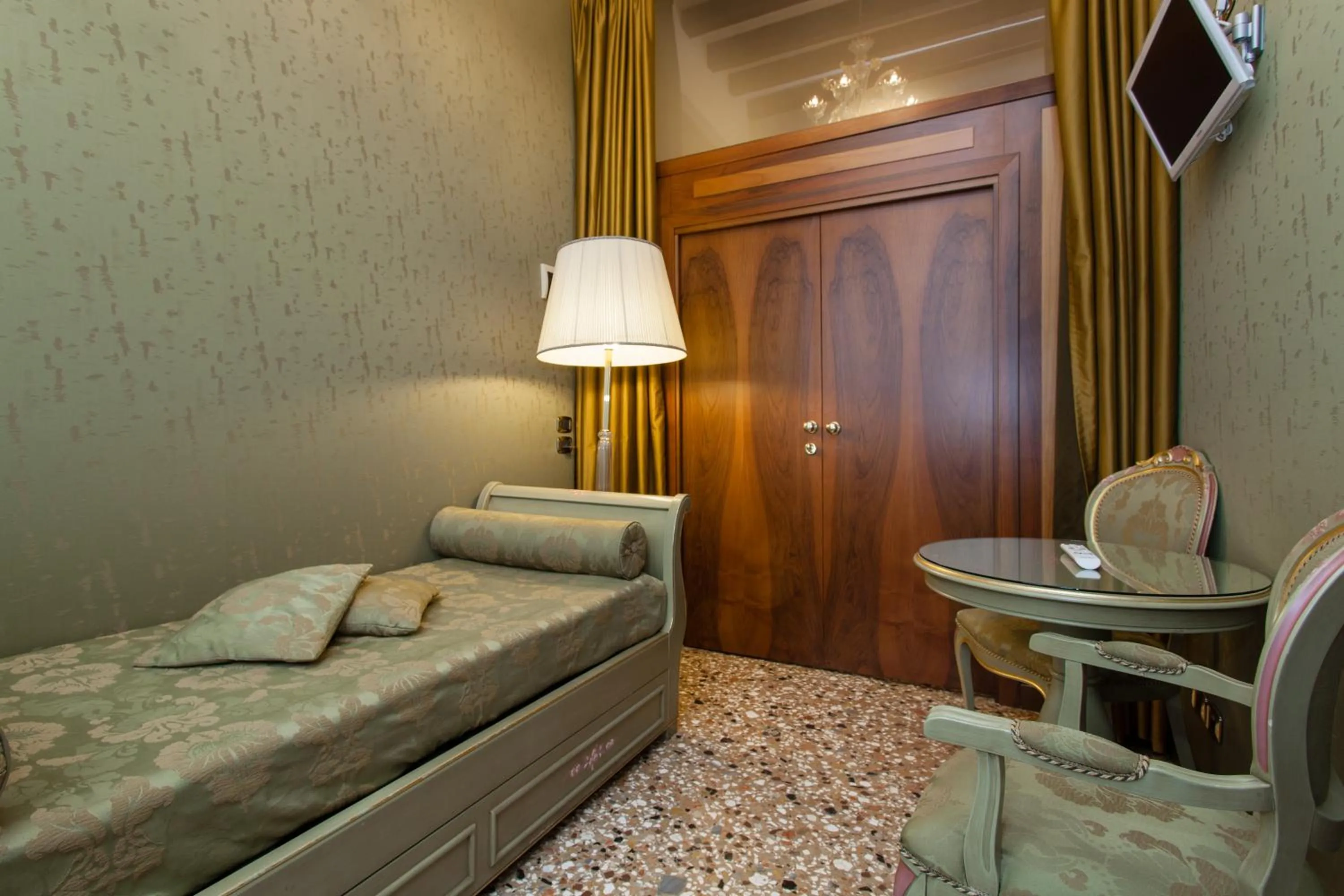 Photo of the whole room, Bed in Hotel Al Ponte Mocenigo