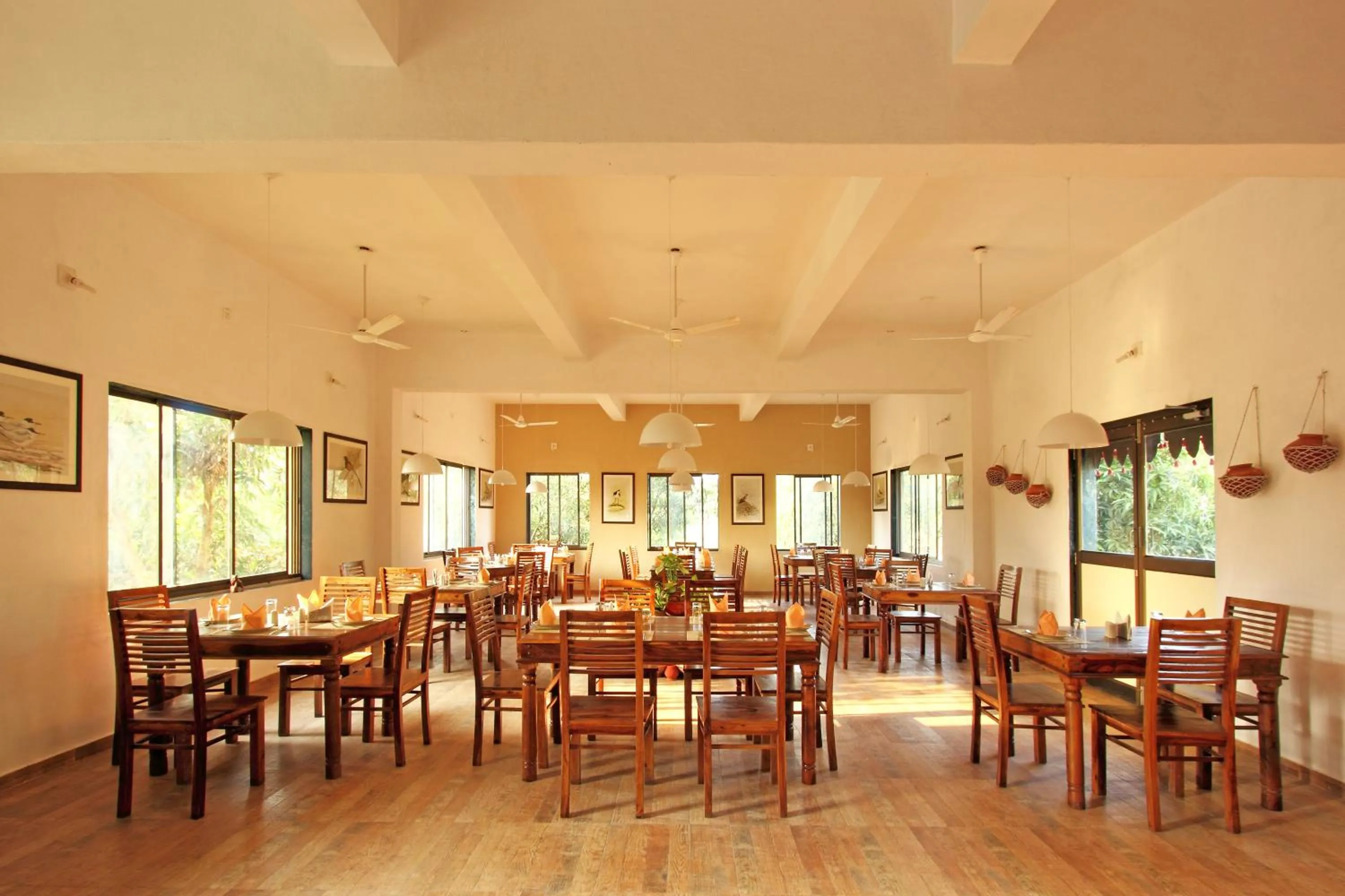 Restaurant/places to eat in Gir Birding Lodge
