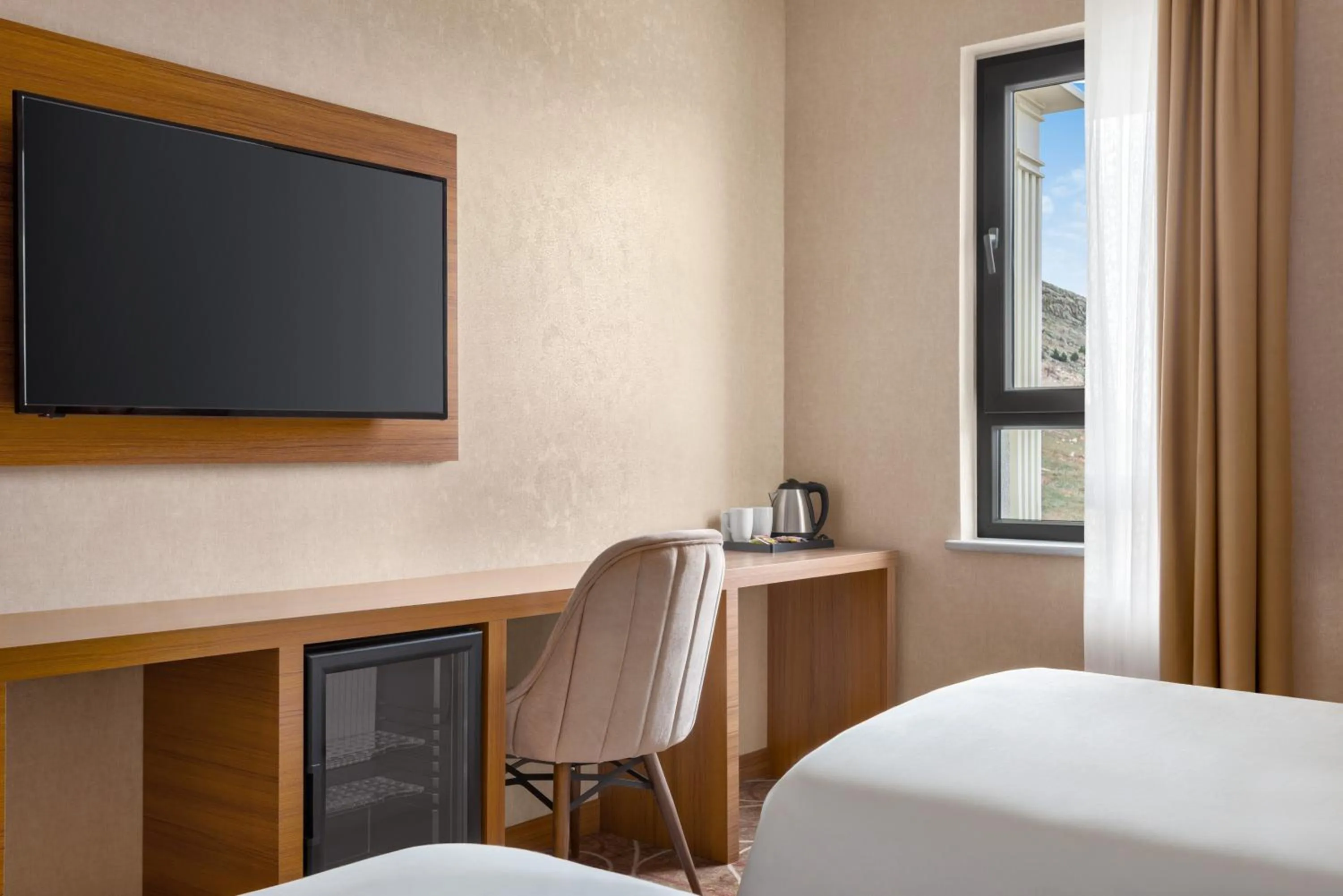 Communal lounge/ TV room, Bed in Ramada By Wyndham Elbistan