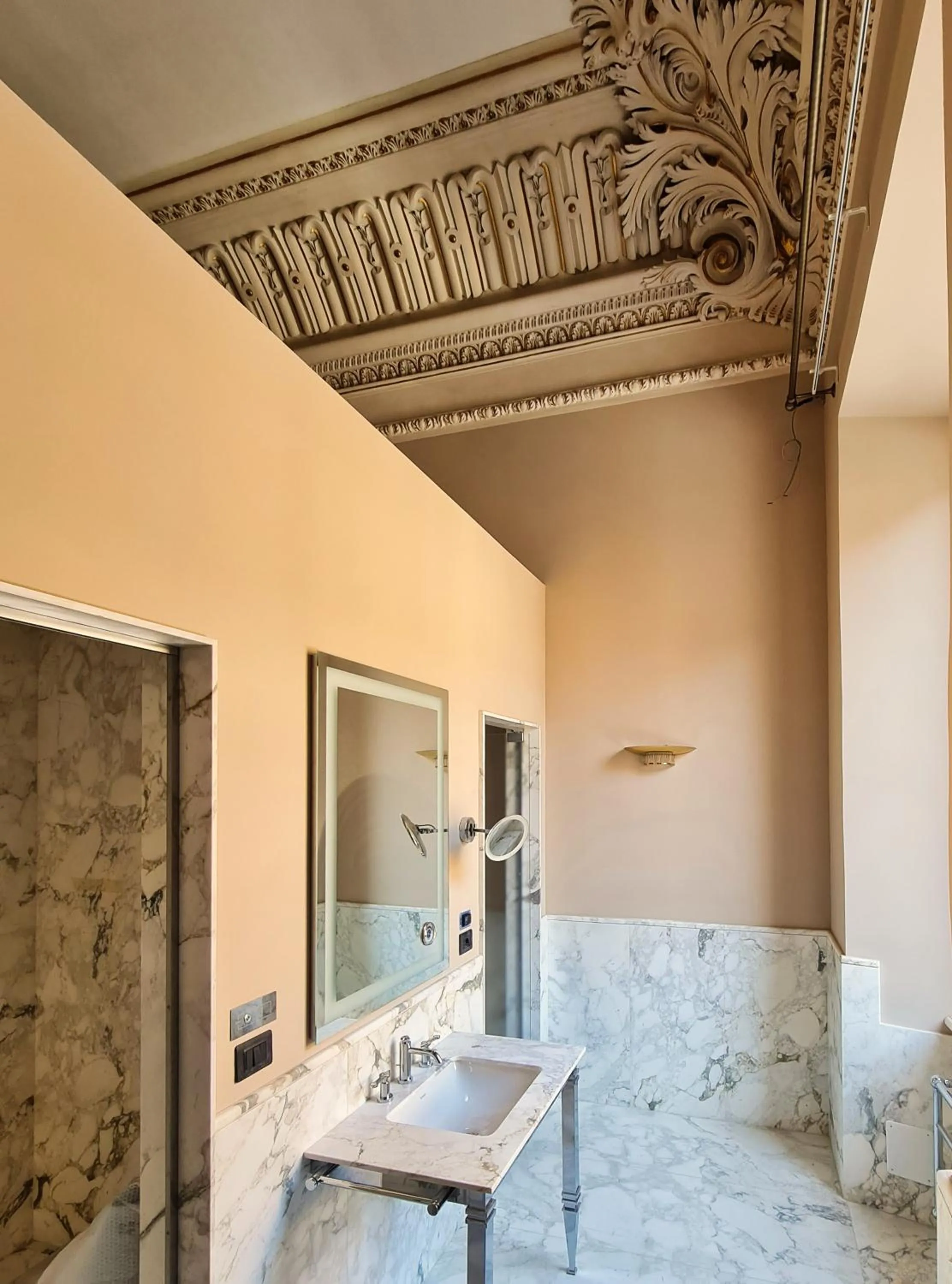Bathroom in Hotel L'Orologio Roma - WTB Hotels