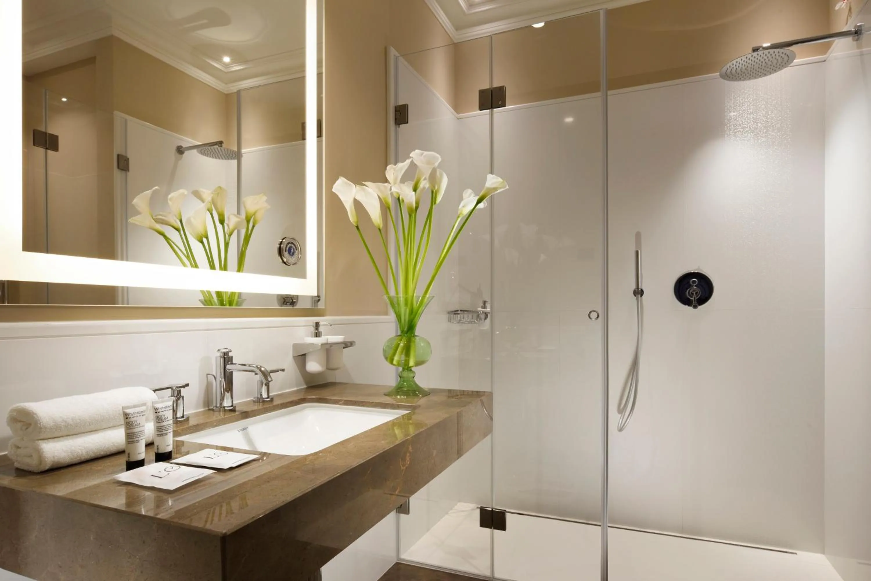 Bathroom in Hotel L'Orologio Roma - WTB Hotels