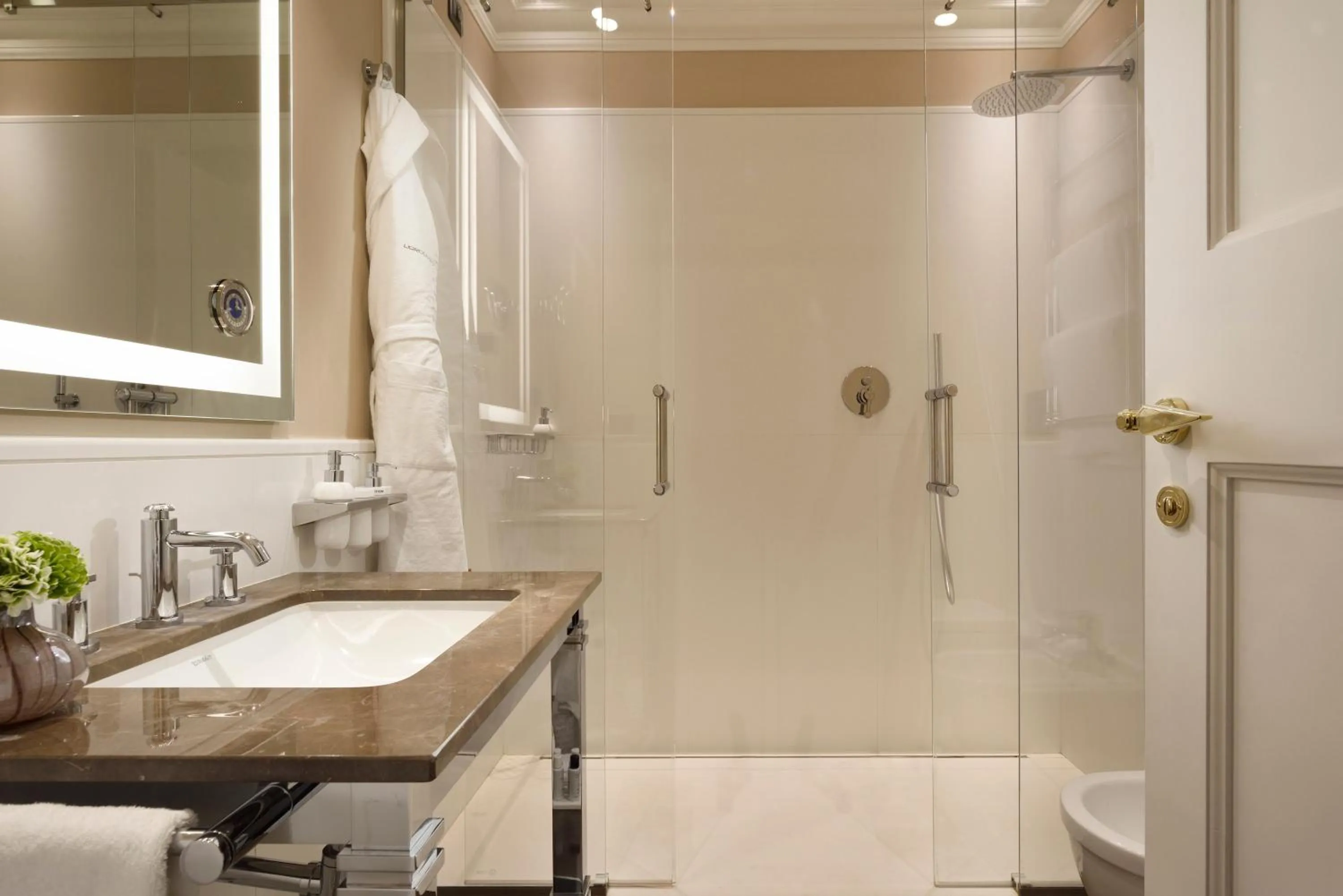 Shower in Hotel L'Orologio Roma - WTB Hotels