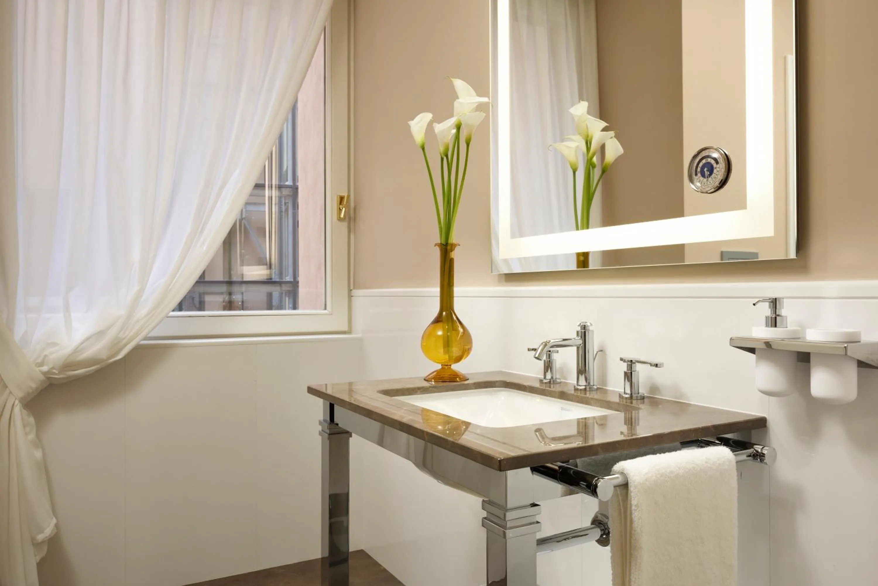 Bathroom in Hotel L'Orologio Roma - WTB Hotels