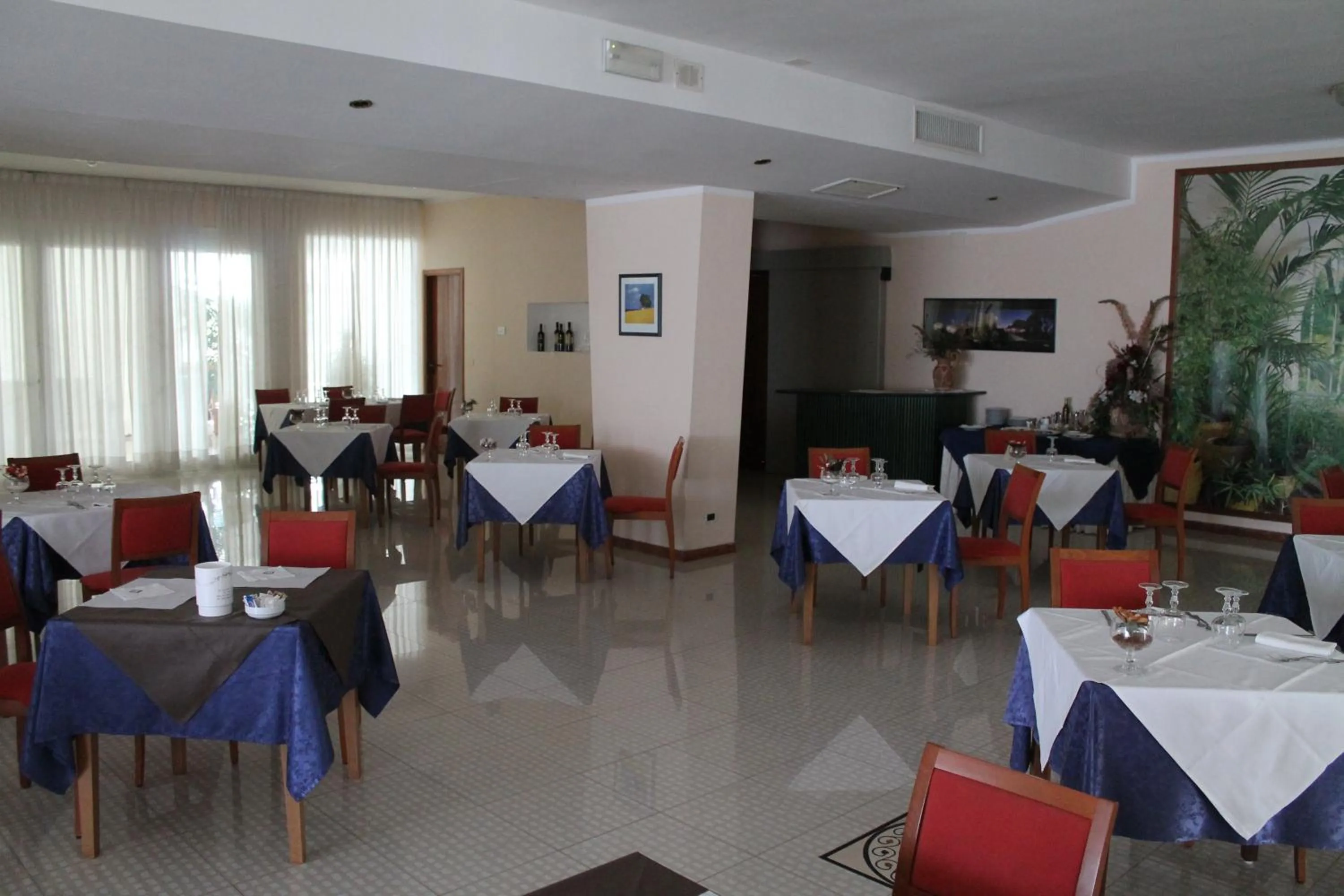 Restaurant/places to eat in Hotel Minerva