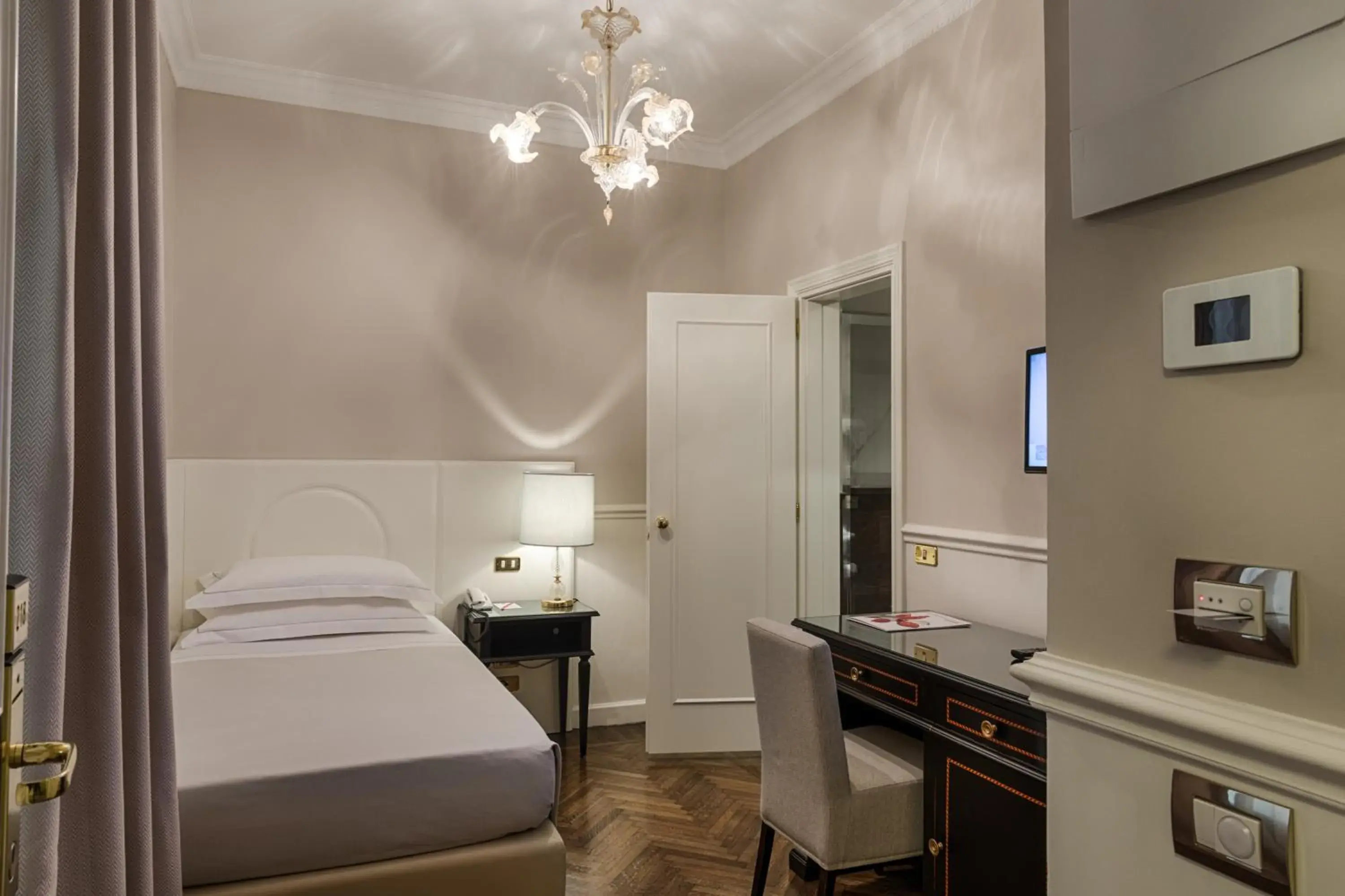 Classic Single Room in Plaza Hotel Lucchesi Classic Single Room in Plaza Hotel Lucchesi