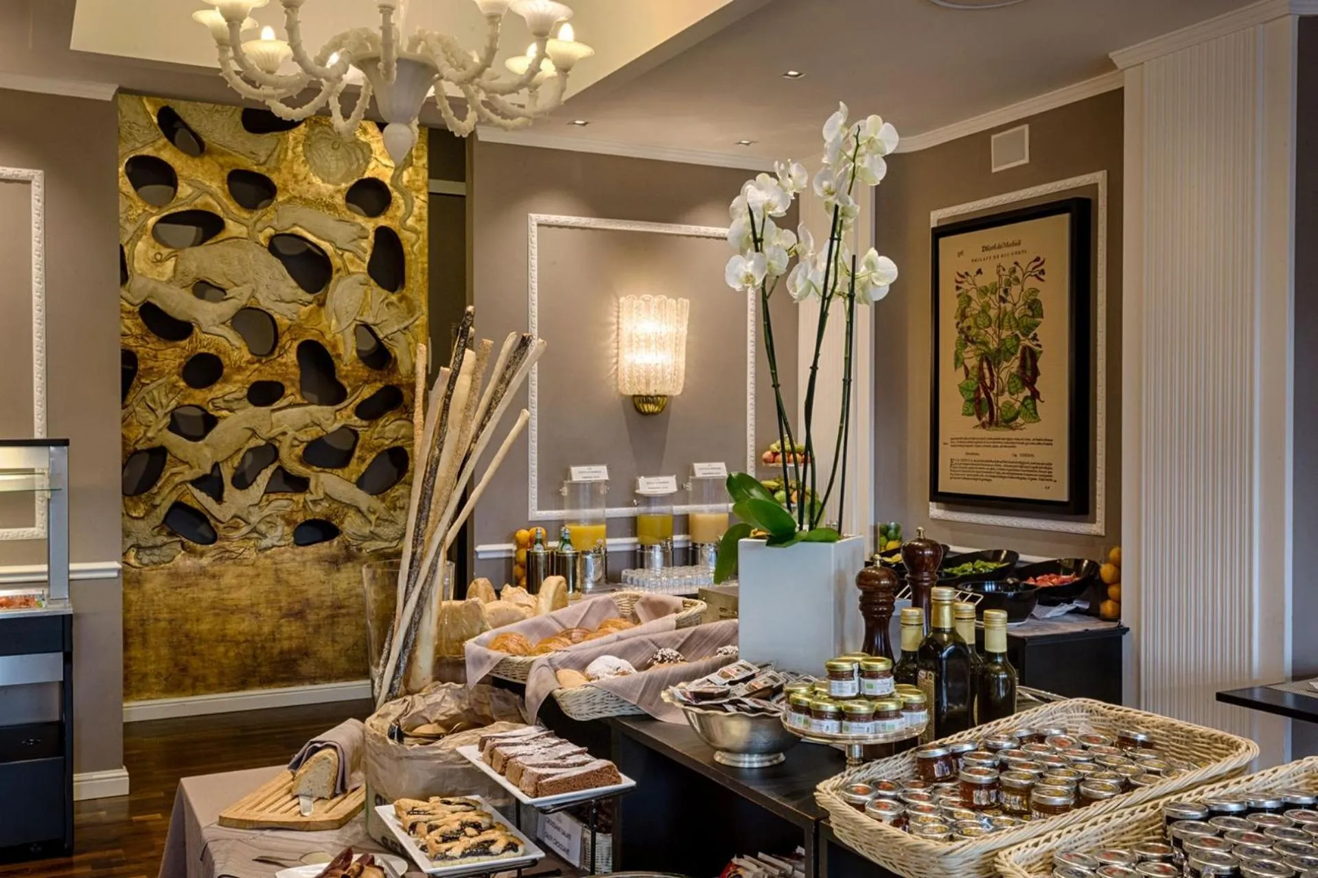 Buffet breakfast in Plaza Hotel Lucchesi