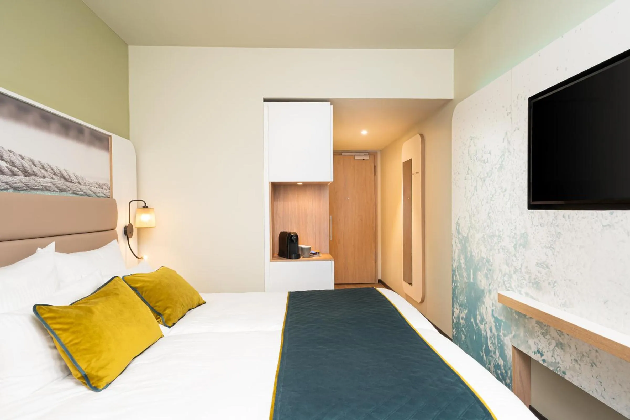 Bedroom, Bed in Leonardo Hotel Hamburg Altona