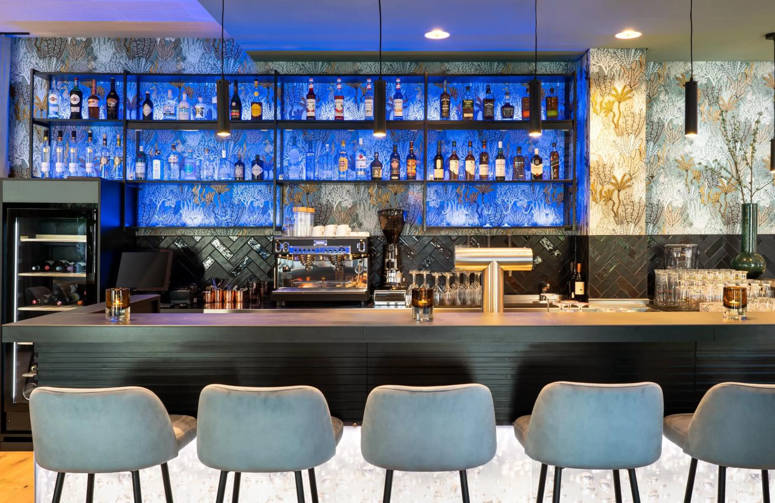 Lounge or bar in Leonardo Hotel Hamburg Altona