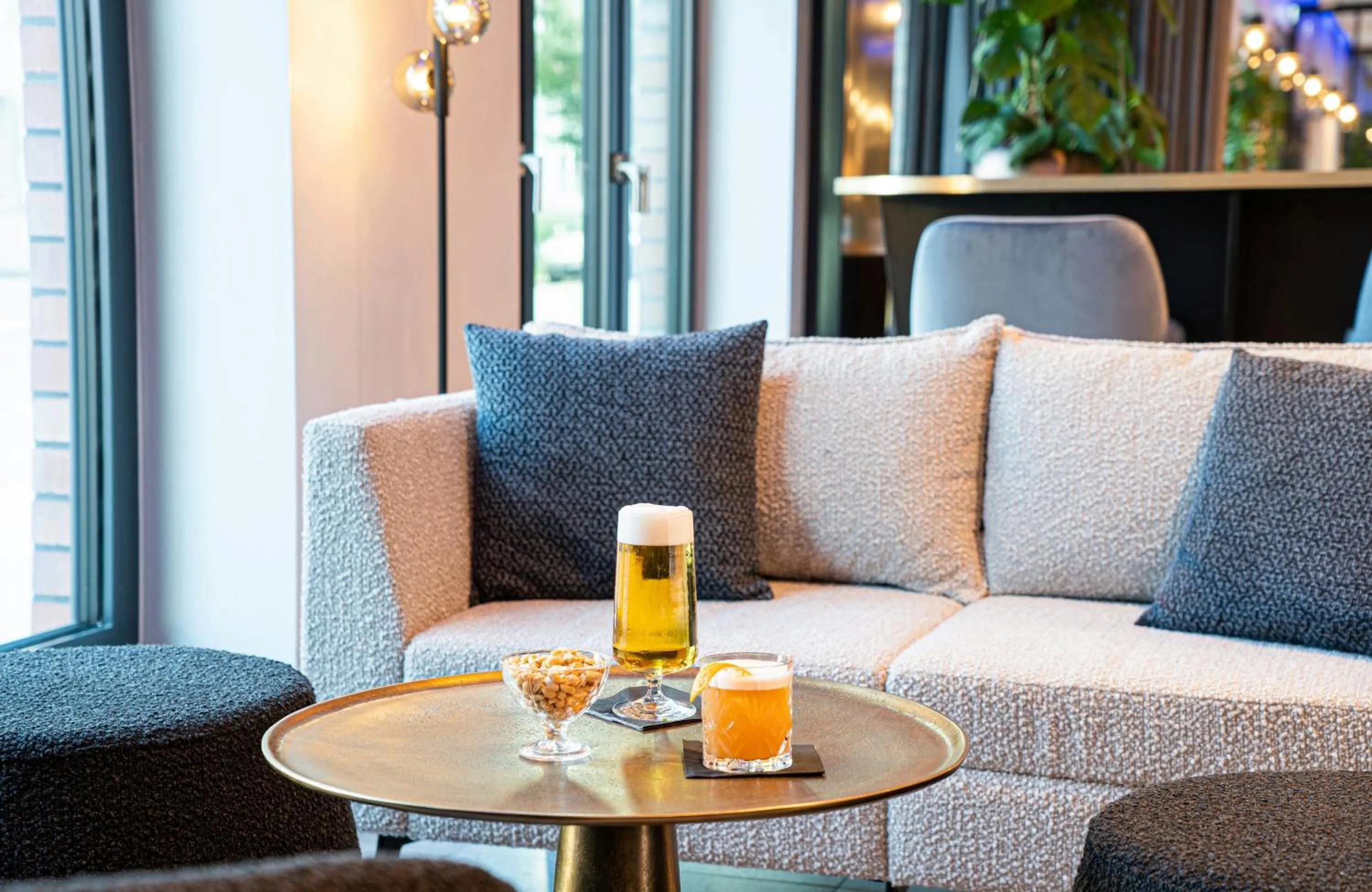 Lounge or bar in Leonardo Hotel Hamburg Altona