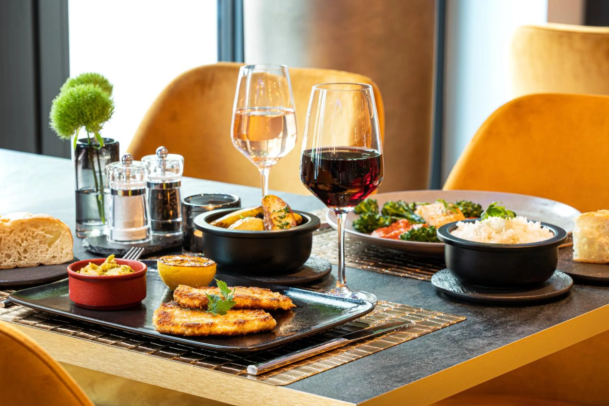 Restaurant/places to eat in Leonardo Hotel Hamburg Altona